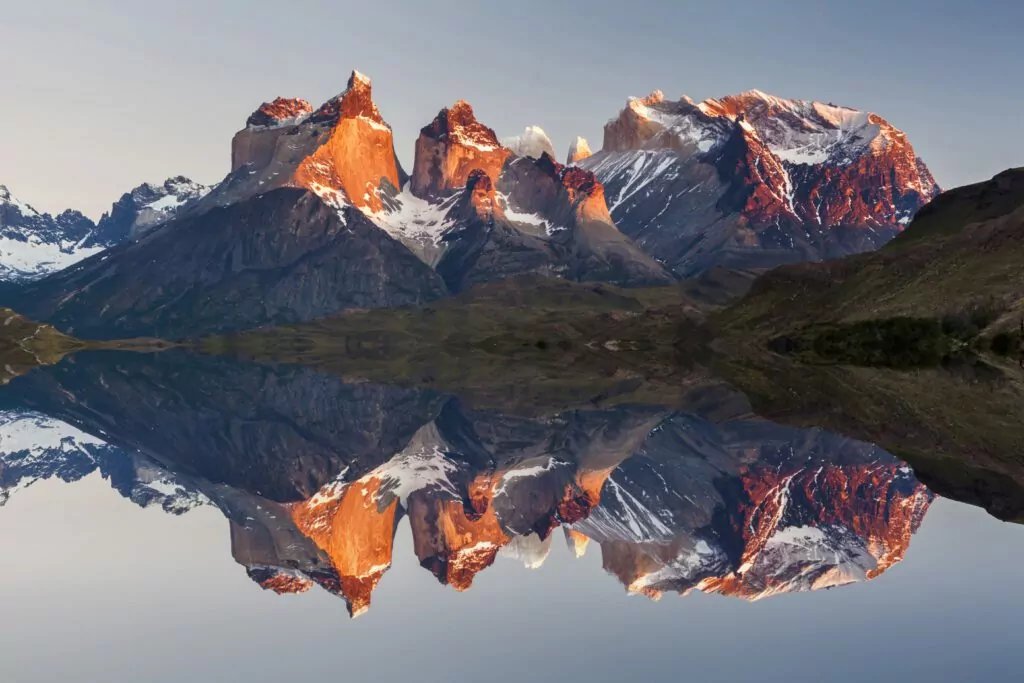 Vulpes_No9's tweet photo. 칠레 남부에 있는 Torres del Paine의 이 압도적인 풍경…빙하와 에머랄드 빛 호수만 해도 미칠듯이 아름다운데, 거대한 세개의 화강암 봉우리가 일출이 되면 타는 듯이 붉게 물들어주니 정말 이 세상 풍경이 아닌 것만 같다… https://t.co/pP9g3PjUkc