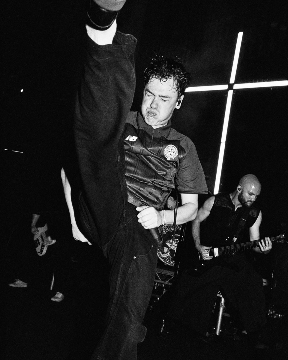 stoneisland's tweet photo. THE CALM AND THE CHAOS

A new creative project that pays tribute to the hardcore and metalcore subculture, that stands out today for its endurance and uncompromising integrity.

#StoneIslandSound
#SoundAsAFormOfResearch https://t.co/DTEMe0pgIN