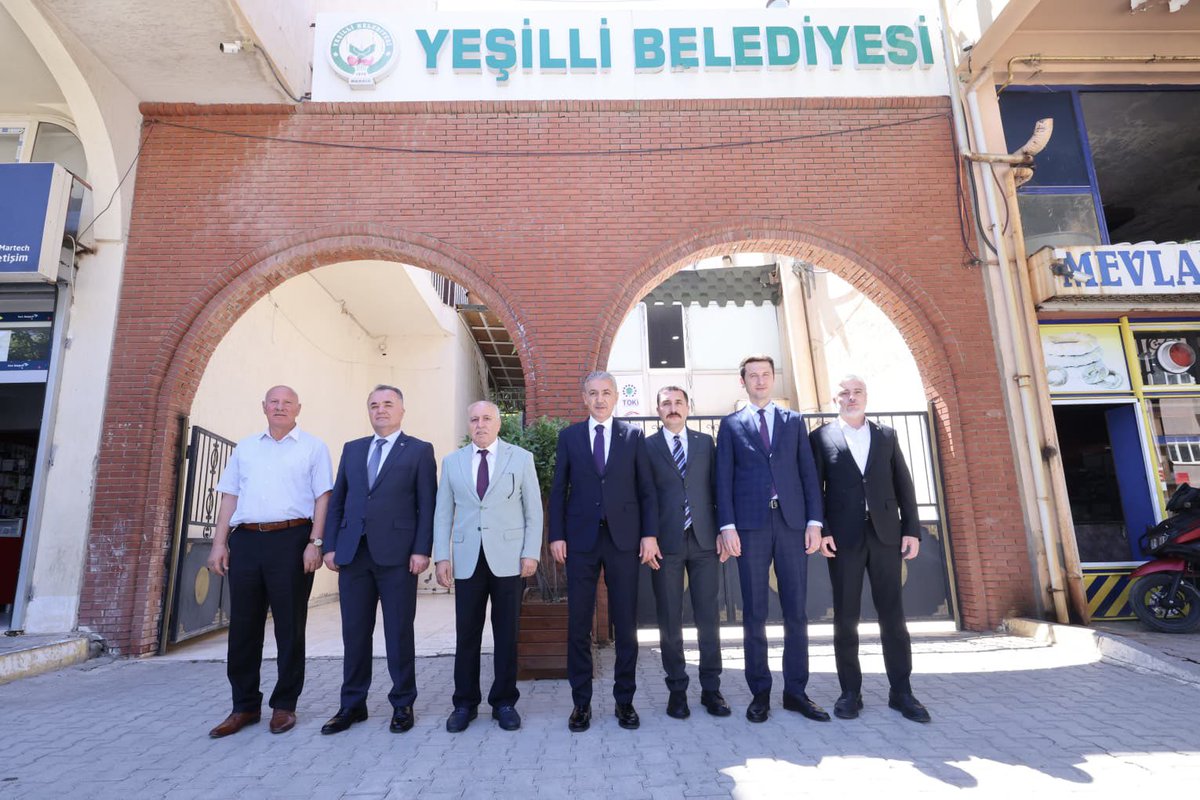 Mardin_Valiligi's tweet photo. 📌Yeşilli | Belediye Başkanlığı

Valimiz Sayın @tuncay_akkoyun ;
Yeşilli Kaymakamı İlyas Öztürk, Vali Yardımcısı Burak Çimşir, Mardin Büyükşehir Belediyesi Genel Sekreteri Kemalettin Sakin ve beraberindekiler,
➡️ Yeşilli Belediye Başkanı Hayrettin Demir’i ziyaret ederek İlçemizde planlanan, devam eden ve planlanan kamu yatırımları hakkında değerlendirmelerde bulundular.

@iletisim 
@TC_icisleri