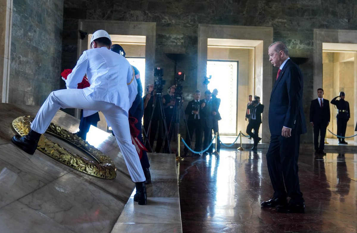 Akparti's tweet photo. Cumhurbaşkanımız Sayın Recep Tayyip Erdoğan başkanlığındaki Yüksek Askeri Şura üyeleri, Anıtkabir'i ziyaret etti. https://t.co/OvzPw2j8Le