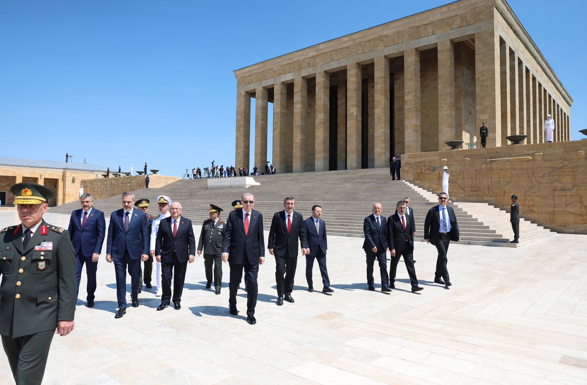 Akparti's tweet photo. Cumhurbaşkanımız Sayın Recep Tayyip Erdoğan başkanlığındaki Yüksek Askeri Şura üyeleri, Anıtkabir'i ziyaret etti. https://t.co/OvzPw2j8Le