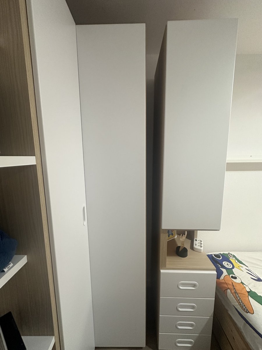 LukaBcb's tweet photo. Gastarte 1500 eu en un armario en @MueblesBOOM  que te lo monten chapuceramente uniendo una parte con 3 mini tornillos y luego echarte la culpa #Notieneprecio https://t.co/M9mqKqZx31