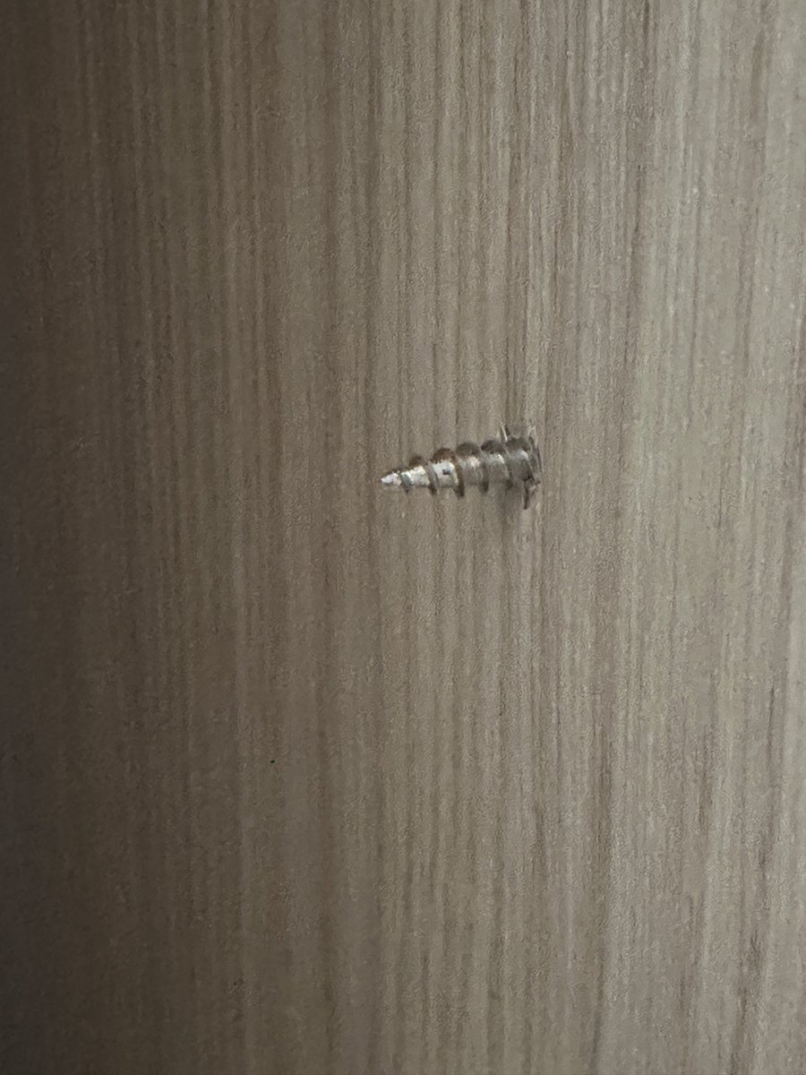 LukaBcb's tweet photo. Gastarte 1500 eu en un armario en @MueblesBOOM  que te lo monten chapuceramente uniendo una parte con 3 mini tornillos y luego echarte la culpa #Notieneprecio https://t.co/M9mqKqZx31