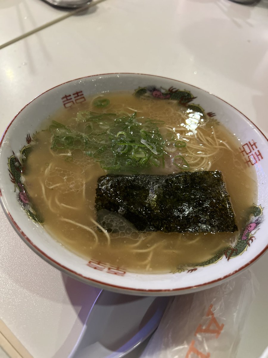 hetappi_golf's tweet photo. #ラーメン健太 

去年あたりからとにかく中でも豚骨ラーメンが恋しくて堪らない❤︎いつの頃からかラーメン健太さんをフォローしていて本日2度目の来店🍜うまー😍
熱々でコクがあるのに後味スッキリスープに、極細麺がしっかりスープに絡みつく。スープが麺に絡みつく経験って過去にそれほどないのよね https://t.co/ISEM670cWx