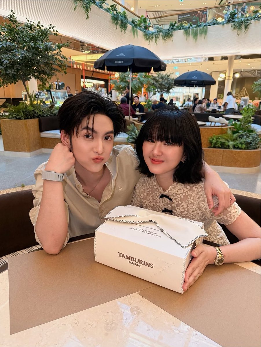 decem2er's tweet photo. พูดไปใครจะเชื่อว่าสองคนนี้อายุห่างกัน 20 ปี+ 55555 มามิ้หน้าเด็กมากส่วนเป้อก็โตเป็นหนุ่มแล้วววว 

#TAMBURINSPERFUME #COPPERdechawat https://t.co/zv93O24ozu