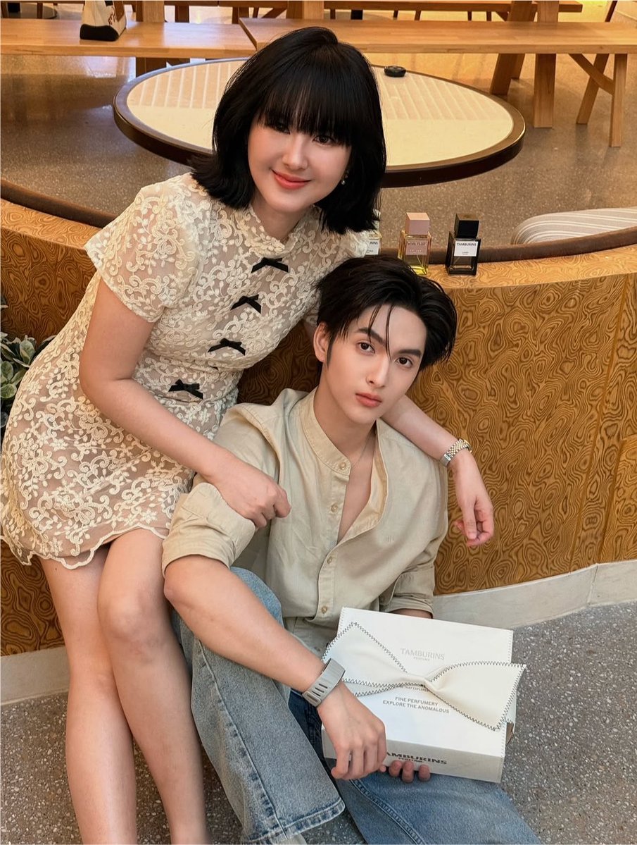 decem2er's tweet photo. พูดไปใครจะเชื่อว่าสองคนนี้อายุห่างกัน 20 ปี+ 55555 มามิ้หน้าเด็กมากส่วนเป้อก็โตเป็นหนุ่มแล้วววว 

#TAMBURINSPERFUME #COPPERdechawat https://t.co/zv93O24ozu