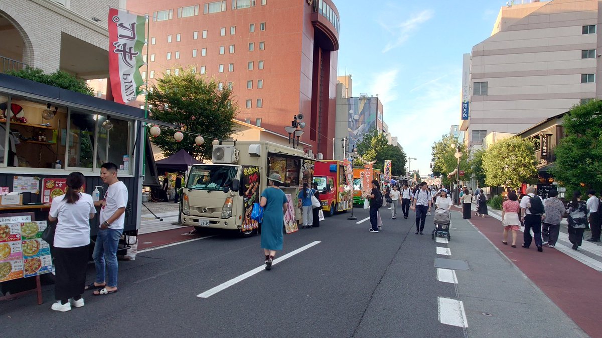 initialE1983's tweet photo. 花笠祭り前の山形市七日町
パインサイダーマンなるご当地ヒーロー？がいた https://t.co/Q8fjuHquiE