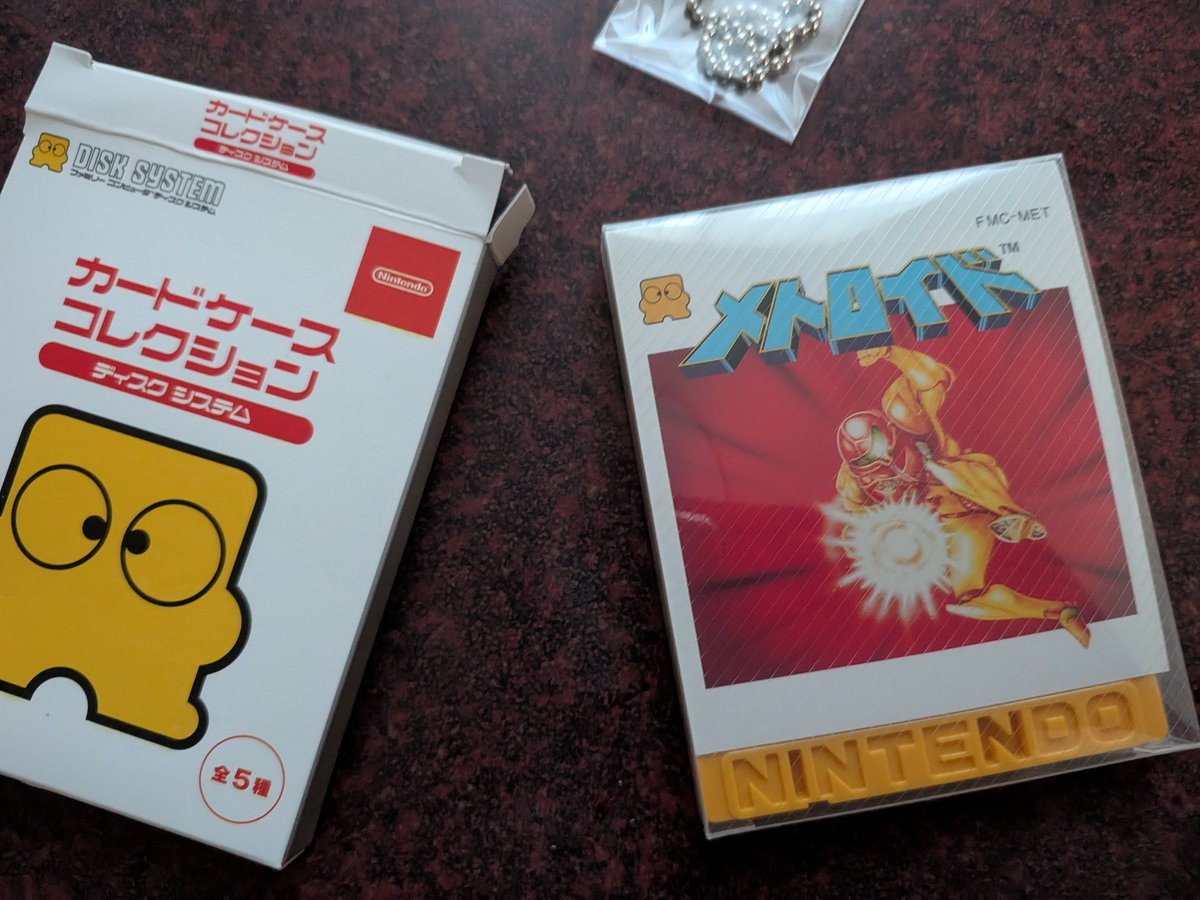 Nora_Ookami's tweet photo. Nintendo TOKYOさんで購入した、カードケースコレクション ディスクシステムを開封し、息を呑む。
出てきたのは「メトロイド」。細部まで再現されているため、見た途端に当時の記憶が溢れ出す。
父に買ってもらい、帰りのバスで説明書を読んだこと、今と同じ夏休みの時期に兄とプレイしたこと。 https://t.co/szyjPrfVAb