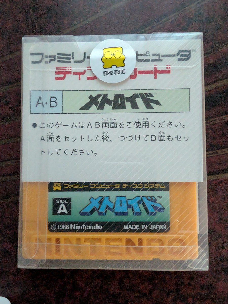 Nora_Ookami's tweet photo. Nintendo TOKYOさんで購入した、カードケースコレクション ディスクシステムを開封し、息を呑む。
出てきたのは「メトロイド」。細部まで再現されているため、見た途端に当時の記憶が溢れ出す。
父に買ってもらい、帰りのバスで説明書を読んだこと、今と同じ夏休みの時期に兄とプレイしたこと。 https://t.co/szyjPrfVAb