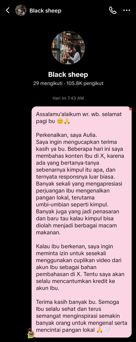 ausarmea's tweet photo. ‼️UPDATE‼️

masyaAllah... baik banget ibu ini 🥹🤍
tadi pagi aku sempat memberanikan diri buat minta izin ke bu black sheep atau yang kalian kenal dengan sebutan "ibu kimpul" kalau sesekali ingin pakai cuplikan videonya sebagai bahan pembahasan di X. jujur deg-degan, takut malah ganggu atau ga diizinin. ternyata balasan beliau sehangat ini... 

yang paling bikin aku tersentuh, beliau bilang kalau beliau cuma orang biasa yang prihatin sama nasib makanan dan umbi-umbian asli Indonesia. beliau senang dengan perkembangan zaman dan makanan modern, tapi berharap pangan lokal kita tetap bisa berdampingan dan ga dilupakan

bahkan beliau juga berpesan, kalau suatu saat ada informasi yang kurang tepat di kontennya, jangan ragu buat mengingatkan dan mengoreksi ya teman-teman! beliau rendah hati banget ya... 🥹🤍

aku juga sempat kirim beberapa screenshot respons positif dari kalian. banyak yang bilang jadi baru tahu kimpul, mbote, dan umbi-umbian yang lainnya, sampai pengen nyobain pangan lokal. semoga itu bisa jadi penyemangat buat beliau untuk terus berkonten! 

sehat dan semangat terus yaa bu! terima kasih karena sudah mengenalkan kekayaan pangan lokal indonesia ke lebih banyak orang. semoga semakin banyak anak muda yang ikut mencintai pangan lokal💚