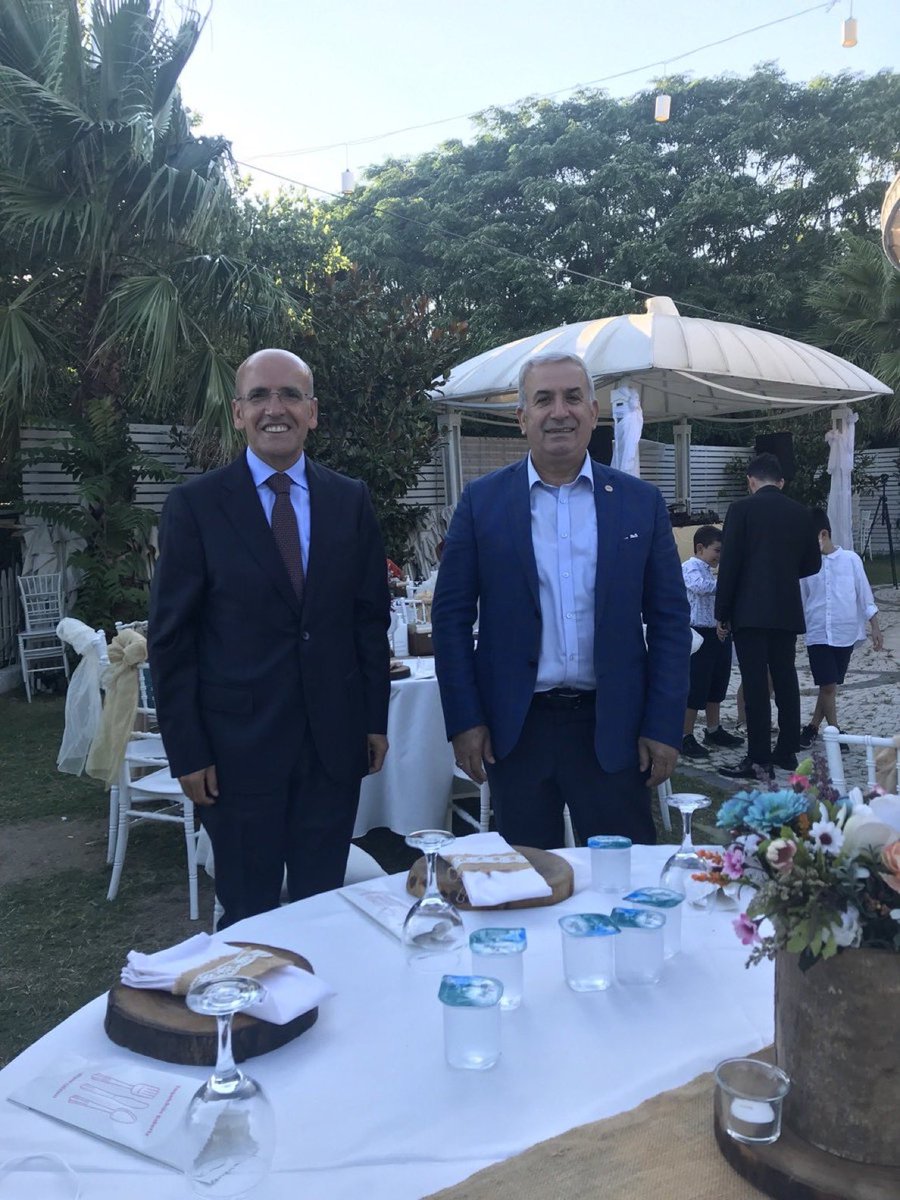 tumorsiad's tweet photo. Savcı Sayan, Hazine ve Maliye Bakanı Mehmet Şimşek’e yönelik eleştirilerini bir kez daha sertleştirdi. “Para toplamak başka, ülke yönetmek başkadır”, “ekonomi yönetimi mi, tahsilat dairesi mi?”, “kim memnun?” ve nihayetinde istifa çağrısı… Bu sözler, sahadaki sıkıntıyı dile getirme iddiasıyla ortaya konuyor. Ancak gelinen noktada bu tepkinin büyük ölçüde haksız, tek taraflı ve sorumluluktan kaçan bir yaklaşım olduğunu söylemek gerekir.
Öncelikle gerçekleri hatırlayalım. Mehmet Şimşek göreve geldiğinde Türkiye, yılların biriktirdiği yüksek enflasyon, bozulmuş fiyat istikrarı, rezerv baskısı ve güven sorunuyla karşı karşıyaydı. Bu tablo bir gecede oluşmadı. Stabilizasyon programları her yerde acı verir. Faiz, mali disiplin, vergi tahsilatının güçlendirilmesi ve harcama kontrolü olmadan enflasyonla mücadele mümkün değildir. “Sabredin, düzelecek” söylemi boş bir vaat değil; enflasyonla mücadele sürecinin doğal bir parçasıdır. Enflasyonun düşüş trendine girmesi, döviz kurundaki göreli istikrar ve rezervlerdeki toparlanma gibi göstergeler, programın çalıştığını göstermektedir. Bunları yok sayıp sadece “vatandaşın cebi hâlâ zor” demek, sorunun tamamını görmemek demektir.
Sayan’ın “küçük esnaf eziliyor, büyük borçlulara dokunulmuyor” eleştirisi de abartılı ve seçicidir. Vergi adaleti ve tahsilat, her ekonomide temel bir ihtiyaçtır. Kayıt dışılıkla mücadele, küçük borçların birikmesini önleme ve kamu maliyesini ayakta tutma zorunluluğu vardır. Büyük ölçekli borçlulara yönelik takip de yapılmaktadır; ancak bu takiplerin sonuçları her zaman kamuoyuna aynı şekilde yansımaz. “Haciz” ve “araç bağlama” örneklerini abartarak bütün sistemi “zulüm” olarak sunmak, duygusal bir popülizmdir. Devlet, borcunu ödemeyen herkese aynı muameleyi yapmak zorundadır. Aksi takdirde sistem çöker.
“Finansçı mantığı” suçlaması da yüzeyseldir. Ekonomi yönetimi sadece “para toplamak” değildir; aynı zamanda enflasyonu düşürmek, bütçe dengesini korumak, dış finansman ihtiyacını yönetmek ve güven tesis etmektir. Üretim odaklı bir model elbette arzu edilir. Ancak üretim artışı, enflasyonun kontrol altına alınmadan, istikrar olmadan sürdürülebilir olmaz. “Üretim istiyoruz” demek kolaydır; bunu enflasyonist bir ortamda, bozulmuş fiyat sinyalleriyle gerçekleştirmek zordur. Sayan’ın önerdiği alternatif modelin somut araçları, finansman kaynağı ve geçiş maliyeti nedir? Bu sorulara net cevap vermeden “bırakıp gitsin” demek, eleştiriyi sorumluluktan uzak tutar.
Daha önemlisi, bu tür çıkışların siyasi maliyeti vardır. Parti içinden gelen sürekli “gitsin” çağrıları, hem ekonomi yönetiminin moralini bozar hem de kamuoyunda “iktidar kendi bakanını bile desteklemiyor” algısı yaratır. Bu algı, dış yatırımcıdan yerli üreticiye kadar herkese güvensizlik olarak yansır. Sayan’ın “çatı çökerse hepimiz altında kalırız” uyarısı doğru bir tespittir; ancak çatıyı sarsan şey, içeriden gelen bu tür temelsiz ve abartılı eleştirilerdir. Cumhurbaşkanı’nın güvenini taşıyan bir bakanı, sahadaki her sıkıntı için tek sorumlu ilan etmek, hem adaletsiz hem de siyasi olarak yanlıştır.
Elbette vatandaşın geçim sıkıntısı gerçek, esnafın yükü ağır, emeklinin durumu zor. Bunları inkâr etmek mümkün değil. Ancak çözüm, programı tamamen reddedip “kim gitsin” tartışmasına indirgemek değildir. Çözüm, programın sosyal etkilerini daha iyi dengelemek, üretim ve istihdam tarafını güçlendirmek, vergi adaletini daha şeffaf hale getirmek ve iletişimde daha ikna edici olmak olabilir. Bunlar yapılabilir. Ama “haksız tepki” ile programın kendisini çökertmeye çalışmak, ne millete ne de ülkeye fayda sağlar.
Savcı Sayan’ın sesi, bazı kesimlerin rahatsızlığını yansıtıyor olabilir. Ancak bu rahatsızlığı, zor bir ekonomik toparlanma sürecini tek bir kişiye yükleyerek ve istifa çağrısıyla dile getirmek, adil değildir. Ekonomi yönetimi, popülist kolaycılığa değil, uzun vadeli istikrara odaklanmak zorundadır. Sayan’ın tepkisi, sahadaki acıyı dile getirme iddiasına rağmen, büyük ölçüde haksızlıktır @memetsimsek @RTErdogan
