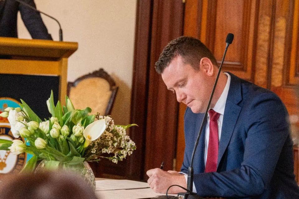 TimRichardsonMP's tweet photo. It is a tremendous honour to be sworn in today as the Minister for Local Government, Minister for Consumer Affairs and Minister for Renters in the Carroll Labor Government.

Thank you to Premier @BenCarrollMP for the opportunity to serve and to the people of Mordialloc for the confidence they’ve placed in me.

I’m looking forward to working hard every day to deliver for communities right across Victoria.