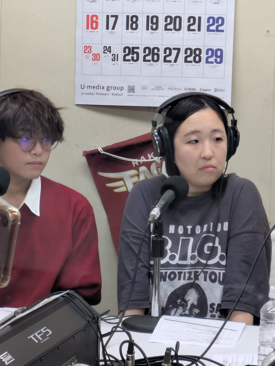 TmDyE3iwpP37306's tweet photo. #メロスク
先輩と先生の話を聞く1年生。
二人とも緊張の表情でしょうか。
いい顔ですね。
頑張れ。 https://t.co/04lFIqJ6jW