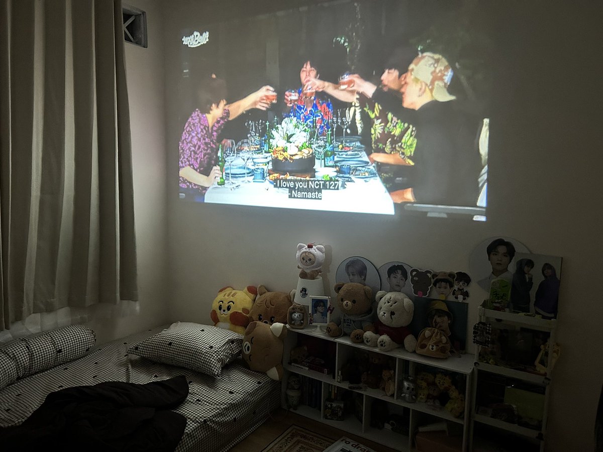 dhyuckie66's tweet photo. 🗣️ : kok ada orang betah sih di kamar seharian?
gue : betahlah orang kamar gue begini 🫪 https://t.co/fmjD5v739T