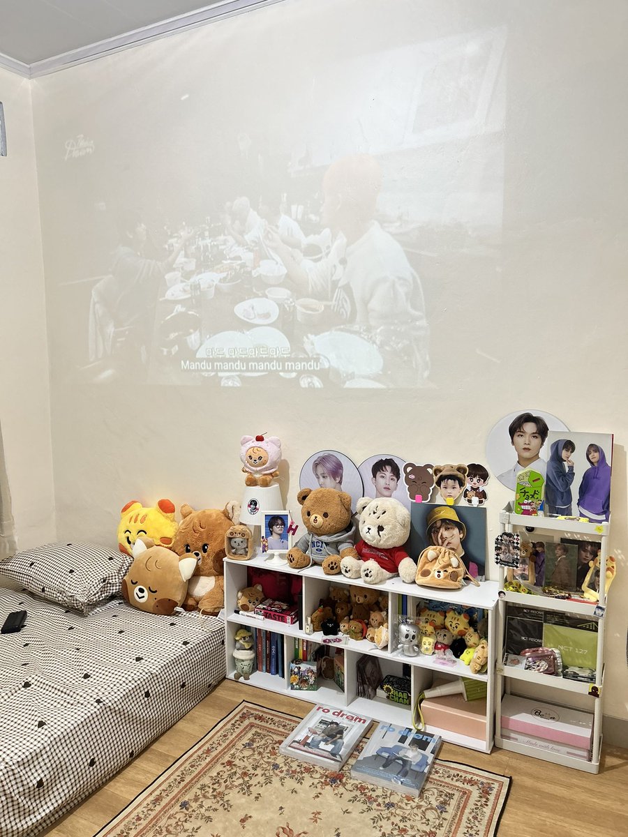 dhyuckie66's tweet photo. 🗣️ : kok ada orang betah sih di kamar seharian?
gue : betahlah orang kamar gue begini 🫪 https://t.co/fmjD5v739T