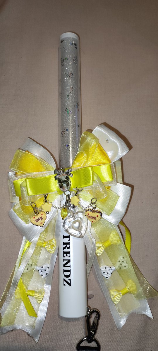 Amy_Ruby_Moon's tweet photo. This is the bow I came up with for #trendz #eunil
It took me some days to figure out how I wanted it to be but I think it turned out pretty well 🥰 I will be bringing it at the October tour , who's coming to Geneva and Warsaw see you there #friendz 💖✨ I will be vvip+ https://t.co/Yf20wCRdFc