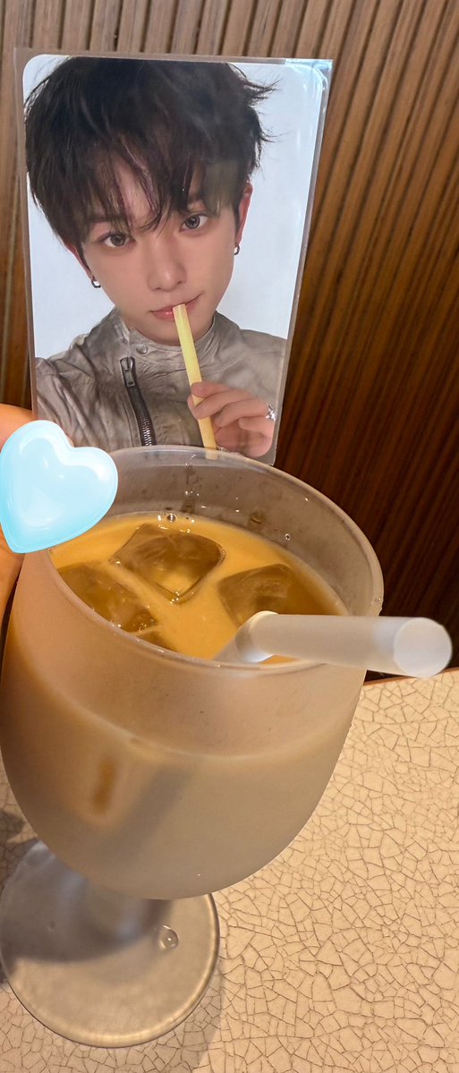 Ha5ru0A1's tweet photo. VRの後はランチ🍽したんだけど、念願のトレカでのお写真撮れて嬉しかった🥹
1人だと恥ずかしくて撮れないからね😣
これ、どちかが正しいの？BBA過ぎて写真の撮り方分からん😂
写真撮るの下手すぎて…、誰か教えてください🙏それか代わりに撮って下さい🙇‍♀️(人任せ過ぎる🤣) https://t.co/zBOziWAj3M