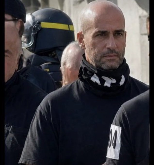 luisbeltri's tweet photo. No sé si será un bulo, díganme.

El fascista de @NucleoNEsp que no quería quitarse la capucha a requerimientos de la policía porque "podía afectarle en su trabajo", resulta ser un policía que, además, se encontraba de baja.

Si es así, es muy grave. 

Y explica muchas cosas. https://t.co/tJ2uaOlJyy