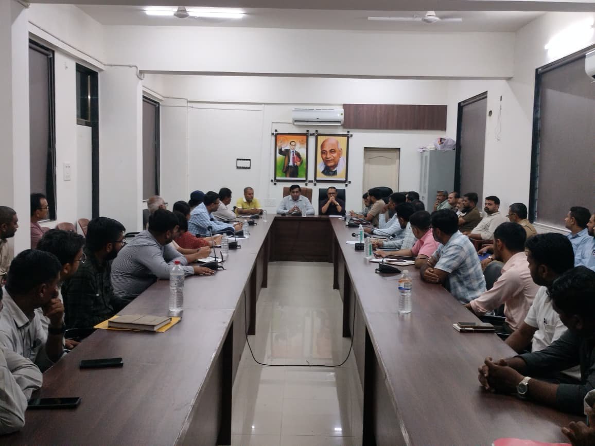 sdmdhoraji's tweet photo. આજરોજ તાલુકા પંચાયત,ઉપલેટાખાતે ઓગસ્ટ-૨૦૨૬ મહિનાની તાલુકા ફરિયાદ સમિતિ,તાલુકા સંકલન સમિતિ,ઈધરા અમલીકરણ સમિતિની બેઠક યોજવામાં આવી,આ બેઠકમાં પદાધિકારીઓ તરફથી રજૂ થયેલા પ્રશ્નો અને આંતર વિભાગીય પ્રશ્નોનો નિકાલ કરવામાં આવ્યો. https://t.co/1DaLhbeYLD