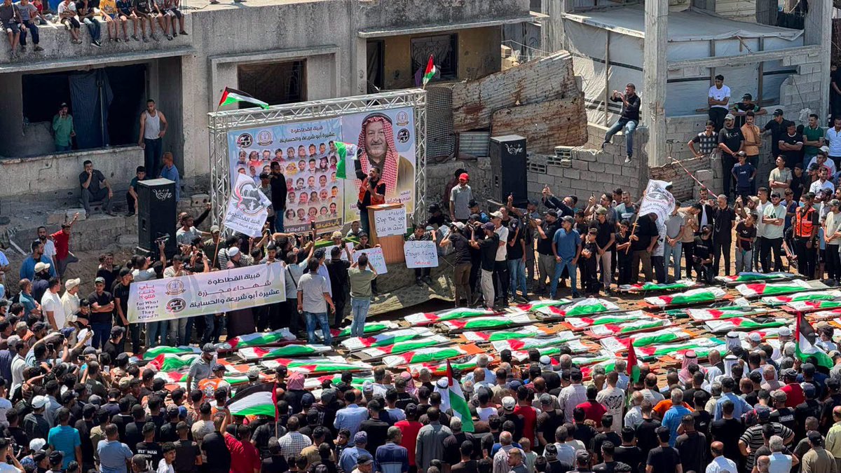 91sofficial's tweet photo. ليه مبتتكلموش؟
- لو متعرفوش فـ دي اكبر جنازة جماعية في فلسطين لعائلة واحدة في غزة 112 بقايا لجثامين الشهداء 

- في نوفمبر ٢٠٢٣ قصّف الاحتلال الاسرائيلي المجرم مربع سكني كامل لعائلتين (ابو شريعة والحساينة) عدد الشهداء في هذه المجزرة 308 منهم 44 طفل مكملوش ٦ سنين و 37 امرأة وأكثر من 10 اشخاص من ذوي الاحتياجات الخاصة 

- الاحتلال المجرم قصفهم بقنابل أمريكية ثقيلة ودفنهم تحت الأنقاض ومكتفاش بكده بس كمان منع فرق الإنقاذ والإسعاف من الوصول لمكان المجزرة وإسعاف الجرحى وإنقاذهم 

- في 14 يوليو 2026 بدأت طواقم الدفاع المدني عمليات البحث باليات بدائية وعثروا على 112 رفات من 308

اتكلموا عنهم وافضحوا الكيان الصهيوني المجرم