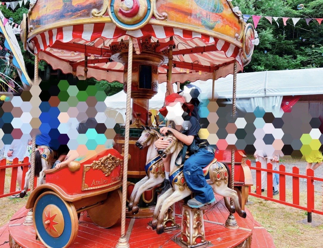 umin78umin's tweet photo. 11年前のインスタ。フジのキッズランドのメリーゴーランドを載せて、

『いつかここに我が子を🎠』て書いてた！

2026年夢叶う🎠

モザイクだらけでわかりづらいけど子供2人メリゴに乗ってます🤘🎀 https://t.co/K2I3JdAeWt