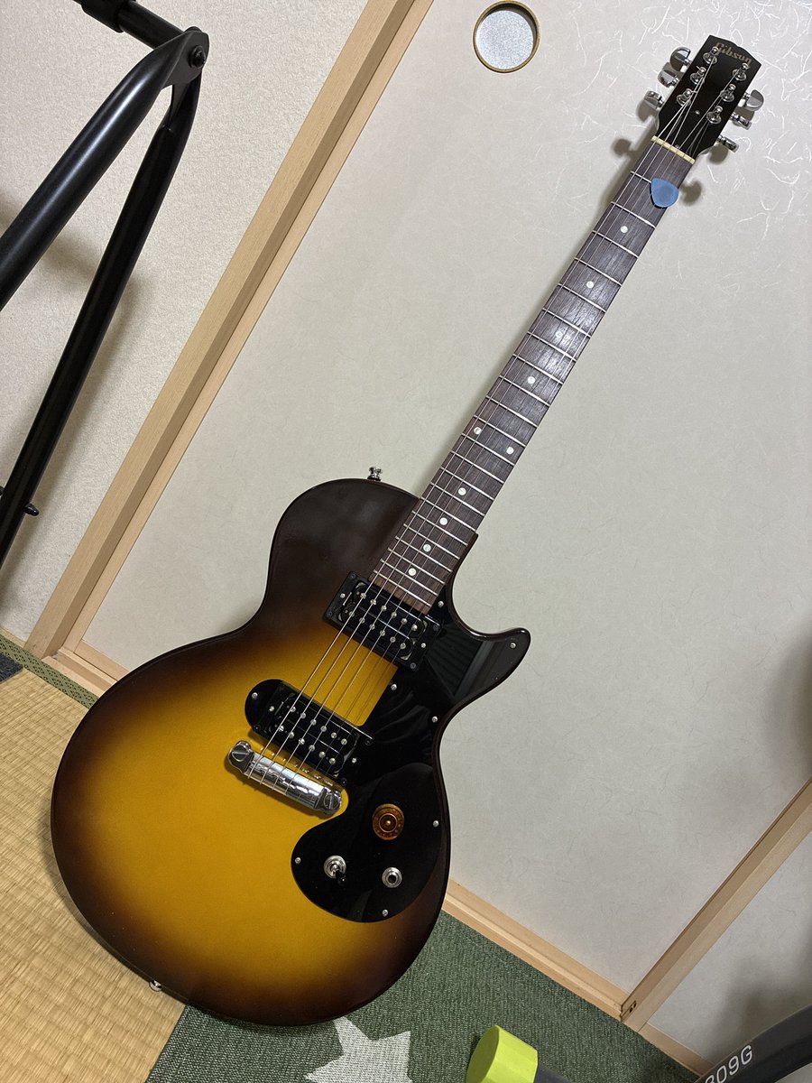 sinacid23's tweet photo. ひとまず今回の改修は完了。ブリッジをSCUDのHK-TV2に交換。大丈夫、オクターブチューニングなんて人生で1回も合ったことないから…
#Gibson
#MelodyMaker
#BillSteer https://t.co/7VOP80DVBN