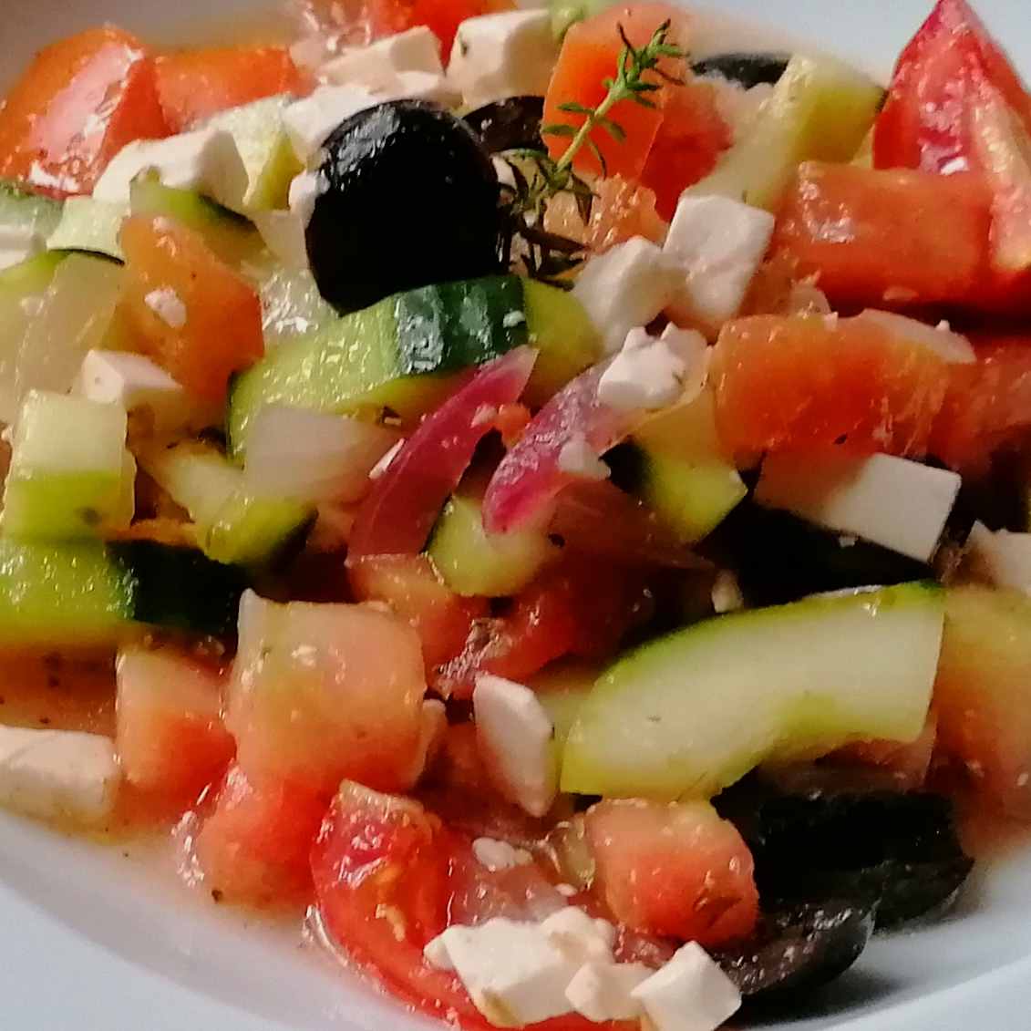 MikeKocht's tweet photo. #Gurke #Tomate (#Paradeiser) #Oliven #Zwiebel #Feta
Wohl einer DER Hitzeklassiker unter den Salaten.
Meist als "griechischer" tituliert.
Nicht ganz passend aber da es so gut schmeckt, backe ich #Naan dazu (Crossover halt wieder einmal ;-))
https://t.co/56cE525m7x https://t.co/YRigW7F1Hl