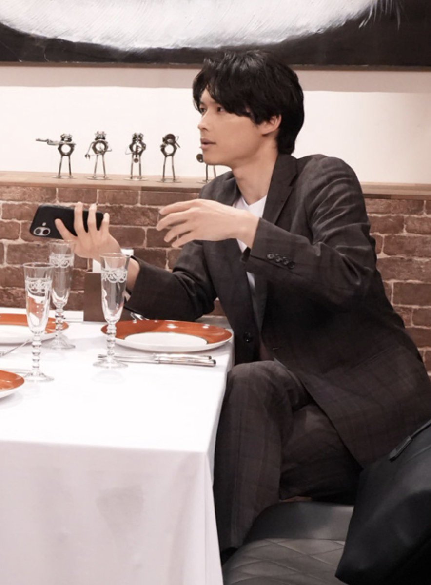 oosmyoo's tweet photo. 長い足を組んでるのも刺さるし手も喉仏もの小顔もぶっ刺さるし連絡先も予定も全部教えるから聞いて欲しい https://t.co/MkHP7zvizC