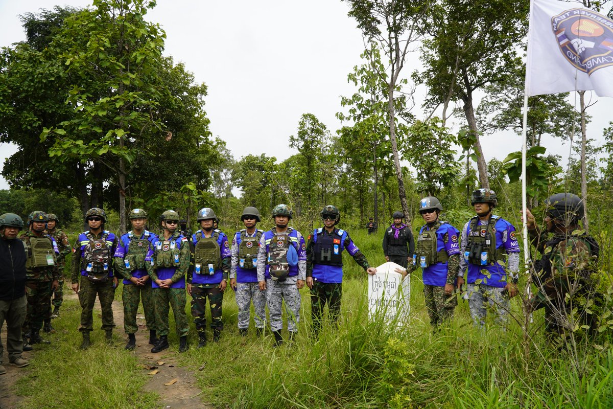 modgovkh's tweet photo. សេចក្តីប្រកាសព័ត៌មាន 

អ្នកនាំពាក្យក្រសួងការពារជាតិ នៃព្រះរាជាណាចក្រកម្ពុជា សូមជម្រាបជូនសាធារណជន អ្នកសារព័ត៌មានជាតិ និងអន្តរជាតិមេត្តាជ្រាបថា៖ 

នៅថ្ងៃអង្គារ ទី៤ ខែសីហា ឆ្នាំ២០២៦ វេលាម៉ោង ០៩:២១នាទីព្រឹក ក្រុមអ្នកសម្របសម្រួល (CLG) នៃព្រះរាជាណាចក្រកម្ពុជា បានសម្របសម្រួលជូនក្រុមអ្នកសង្កេតការណ៍អាស៊ានប្រចាំព្រះរាជាណាចក្រកម្ពុជា (ASEAN Observer Team–Cambodia: AOT-KH) ដឹកនាំដោយ ប្រធានបេសកកម្មក្រុមអ្នកសង្កេតការណ៍អាស៊ាន (AOT KH HOM) ពីសាធារណរដ្ឋហ្វីលីពីន ចុះសង្កេតការណ៍ផ្ទៀងផ្ទាត់ និងរាយការណ៍អំពីស្ថានភាពតាមបណ្តោយព្រំដែនកម្ពុជា-ថៃ នៅចំណុចបង្គោលព្រំដែនលេខ37 (បង្គោលឯកភាព) ស្ថិតនៅភូមិក្តិបថ្ម ឃុំគោករមៀត ស្រុកថ្មពួក ខេត្តបន្ទាយមានជ័យ។ 

ការចុះសង្កេតការណ៍នេះមានគោលបំណងផ្តល់ជូនអ្នកសង្កេតការណ៍អាស៊ាននូវការយល់ដឹងទូលំទូលាយ និងផ្អែកលើការសង្កេតផ្ទាល់ អំពីស្ថានភាពនៅតំបន់ព្រំដែន ព្រមទាំងបង្ហាញពីគោលជំហររបស់រាជរដ្ឋាភិបាលកម្ពុជា ដែលតែងតែប្រកាន់ខ្ជាប់នូវការដោះស្រាយបញ្ហាព្រំដែនដោយសន្តិវិធី តាមរយៈការពិភាក្សា និងយន្តការទ្វេភាគី ស្របតាមច្បាប់អន្តរជាតិ កិច្ចព្រមព្រៀងទ្វេភាគីដែលមានជាធរមាន និងអាណត្តិរបស់គណៈកម្មការចម្រុះខណ្ឌសីមាព្រំដែនគោក (JBC)។

កម្ពុជានៅតែប្រកាន់ជំហរយ៉ាងម៉ឺងម៉ាត់ក្នុងការការពារខ្សែព្រំដែនអន្តរជាតិកម្ពុជា-ថៃ ដែលបន្សល់ទុកដោយគណៈកម្មការព្រំដែនឥណ្ឌូចិន-សៀម ដោយគោរពគោលការណ៍ច្បាប់អន្តរជាតិ គោលការណ៍ខ្សែព្រំដែនមិនកែប្រែ (Uti Possidetis Juris) គោរពអនុសញ្ញា សន្ធិសញ្ញាបារាំង-សៀម ពិធីសារកំណត់ព្រំដែន ផែនទីដែលជាលទ្ធផលនៃការងារខណ្ឌសីមារបស់គណៈកម្មការកំណត់ព្រំដែនឥណ្ឌូចិន-សៀម កំណត់ហេតុកិច្ចប្រជុំ និងកំណត់ហេតុបោះបង្គោលព្រំដែនរបស់គណៈកម្មការព្រំដែនឥណ្ឌូចិន-សៀម MOU ឆ្នាំ២០០០ TOR ឆ្នាំ២០០៣ ព្រមទាំងកិច្ចព្រមព្រៀង និងឯកសារពាក់ព័ន្ធនានាដែលភាគីទាំងពីរបានឯកភាពគ្នានាពេលកន្លងមក ដើម្បីដោះស្រាយជម្លោះដោយសន្តិវិធី សម្រេចបាននូវសន្តិភាពយូរអង្វែងរវាងប្រទេសយើងទាំងពីរ។ 

អាស្រ័យដូចបានជម្រាបជូនខាងលើ សូមសាធារណជន អ្នកសារព័ត៌មានជាតិ និងអន្តរជាតិជ្រាបជាព័ត៌មាន៕ 

ថ្ងៃអង្គារ ៦រោច ខែទុតិយាសាឍ ឆ្នាំមមី អដ្ឋស័ក ព.ស.២៥៧០ ត្រូវនឹងថ្ងៃទី៤ ខែសីហា ឆ្នាំ២០២៦

Unofficial Translation
Press Release 

The Spokeswoman of the Ministry of National Defence of the Kingdom of Cambodia, wishes to inform the public as well as members of national and international media as follows: 

On Tuesday, August 4, 2026, at 09:21a.m., the Cambodian Liaison Group (CLG) coordinated a field visit for the ASEAN Observer Team in Cambodia (AOT-KH), led by the Head of Mission (AOT KH HOM) from the Philippines in conducting an observation, verification, and reporting at Boundary Pillar No. 37 (Agreed Boundary Pillar) located in Kdeb Thma Village, Kouk Romet Commune, Thma Puok District, Banteay Meanchey Province.

This observation mission aims to provide the ASEAN Observer Team with a comprehensive and direct understanding of the situation at the border area, as well as to demonstrate the stance of the Royal Government of Cambodia, which consistently adheres to resolving border issues peacefully through dialogue and bilateral mechanisms, in accordance with international law, existing bilateral agreements, and the mandate of the Joint Boundary Commission (JBC).

Cambodia maintains an unyielding and firm position in safeguarding the international boundary line between Cambodia and Thailand, inherited from the Commission of Delimitation of the Boundary between Indo-China and Siam, in full and strict respect of international law principles, the principle of the inviolability of frontier (Uti Possidetis Juris), the Franco-Siamese Conventions and Treaties, the Protocol concerning the delimitation of the boundary, Maps which are the result of the demarcation works of the  Commissions of Delimitation of the boundary between Indo-China and Siam, the Procès-Verbaux of the meeting and Procès-Verbaux of Abornement of the Commissions between Indo-China and Siam, the MOU 2000, the TOR 2003, as well as relevant agreements and documents previously agreed upon by both parties to resolve disputes peacefully and achieve long-lasting peace between our two countries.

The public, as well as national and international journalists, are hereby informed of the facts regarding this matter. 

Tuesday, August 4, 2026

#ក្រសួងការពារជាតិ #modgovkh #កម្ពុជា #cambodia #សន្តិភាពនៅកម្ពុជា #Peaceincambodia