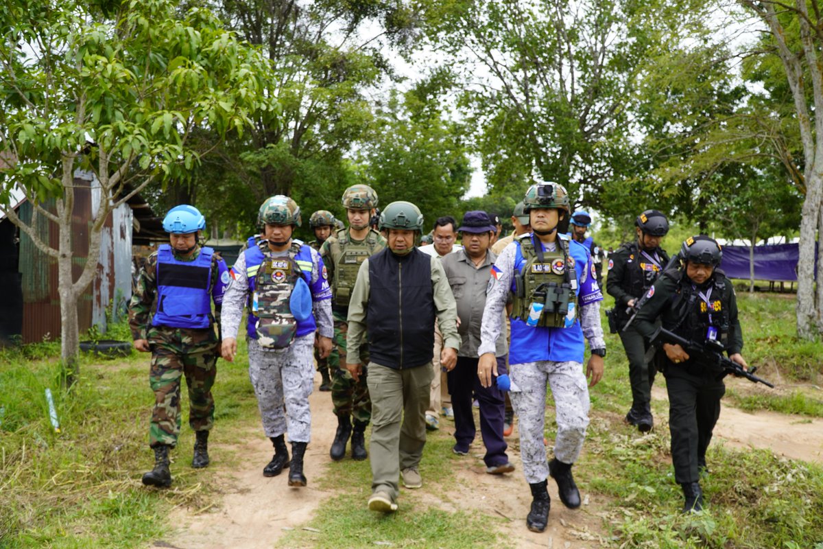 modgovkh's tweet photo. សេចក្តីប្រកាសព័ត៌មាន 

អ្នកនាំពាក្យក្រសួងការពារជាតិ នៃព្រះរាជាណាចក្រកម្ពុជា សូមជម្រាបជូនសាធារណជន អ្នកសារព័ត៌មានជាតិ និងអន្តរជាតិមេត្តាជ្រាបថា៖ 

នៅថ្ងៃអង្គារ ទី៤ ខែសីហា ឆ្នាំ២០២៦ វេលាម៉ោង ០៩:២១នាទីព្រឹក ក្រុមអ្នកសម្របសម្រួល (CLG) នៃព្រះរាជាណាចក្រកម្ពុជា បានសម្របសម្រួលជូនក្រុមអ្នកសង្កេតការណ៍អាស៊ានប្រចាំព្រះរាជាណាចក្រកម្ពុជា (ASEAN Observer Team–Cambodia: AOT-KH) ដឹកនាំដោយ ប្រធានបេសកកម្មក្រុមអ្នកសង្កេតការណ៍អាស៊ាន (AOT KH HOM) ពីសាធារណរដ្ឋហ្វីលីពីន ចុះសង្កេតការណ៍ផ្ទៀងផ្ទាត់ និងរាយការណ៍អំពីស្ថានភាពតាមបណ្តោយព្រំដែនកម្ពុជា-ថៃ នៅចំណុចបង្គោលព្រំដែនលេខ37 (បង្គោលឯកភាព) ស្ថិតនៅភូមិក្តិបថ្ម ឃុំគោករមៀត ស្រុកថ្មពួក ខេត្តបន្ទាយមានជ័យ។ 

ការចុះសង្កេតការណ៍នេះមានគោលបំណងផ្តល់ជូនអ្នកសង្កេតការណ៍អាស៊ាននូវការយល់ដឹងទូលំទូលាយ និងផ្អែកលើការសង្កេតផ្ទាល់ អំពីស្ថានភាពនៅតំបន់ព្រំដែន ព្រមទាំងបង្ហាញពីគោលជំហររបស់រាជរដ្ឋាភិបាលកម្ពុជា ដែលតែងតែប្រកាន់ខ្ជាប់នូវការដោះស្រាយបញ្ហាព្រំដែនដោយសន្តិវិធី តាមរយៈការពិភាក្សា និងយន្តការទ្វេភាគី ស្របតាមច្បាប់អន្តរជាតិ កិច្ចព្រមព្រៀងទ្វេភាគីដែលមានជាធរមាន និងអាណត្តិរបស់គណៈកម្មការចម្រុះខណ្ឌសីមាព្រំដែនគោក (JBC)។

កម្ពុជានៅតែប្រកាន់ជំហរយ៉ាងម៉ឺងម៉ាត់ក្នុងការការពារខ្សែព្រំដែនអន្តរជាតិកម្ពុជា-ថៃ ដែលបន្សល់ទុកដោយគណៈកម្មការព្រំដែនឥណ្ឌូចិន-សៀម ដោយគោរពគោលការណ៍ច្បាប់អន្តរជាតិ គោលការណ៍ខ្សែព្រំដែនមិនកែប្រែ (Uti Possidetis Juris) គោរពអនុសញ្ញា សន្ធិសញ្ញាបារាំង-សៀម ពិធីសារកំណត់ព្រំដែន ផែនទីដែលជាលទ្ធផលនៃការងារខណ្ឌសីមារបស់គណៈកម្មការកំណត់ព្រំដែនឥណ្ឌូចិន-សៀម កំណត់ហេតុកិច្ចប្រជុំ និងកំណត់ហេតុបោះបង្គោលព្រំដែនរបស់គណៈកម្មការព្រំដែនឥណ្ឌូចិន-សៀម MOU ឆ្នាំ២០០០ TOR ឆ្នាំ២០០៣ ព្រមទាំងកិច្ចព្រមព្រៀង និងឯកសារពាក់ព័ន្ធនានាដែលភាគីទាំងពីរបានឯកភាពគ្នានាពេលកន្លងមក ដើម្បីដោះស្រាយជម្លោះដោយសន្តិវិធី សម្រេចបាននូវសន្តិភាពយូរអង្វែងរវាងប្រទេសយើងទាំងពីរ។ 

អាស្រ័យដូចបានជម្រាបជូនខាងលើ សូមសាធារណជន អ្នកសារព័ត៌មានជាតិ និងអន្តរជាតិជ្រាបជាព័ត៌មាន៕ 

ថ្ងៃអង្គារ ៦រោច ខែទុតិយាសាឍ ឆ្នាំមមី អដ្ឋស័ក ព.ស.២៥៧០ ត្រូវនឹងថ្ងៃទី៤ ខែសីហា ឆ្នាំ២០២៦

Unofficial Translation
Press Release 

The Spokeswoman of the Ministry of National Defence of the Kingdom of Cambodia, wishes to inform the public as well as members of national and international media as follows: 

On Tuesday, August 4, 2026, at 09:21a.m., the Cambodian Liaison Group (CLG) coordinated a field visit for the ASEAN Observer Team in Cambodia (AOT-KH), led by the Head of Mission (AOT KH HOM) from the Philippines in conducting an observation, verification, and reporting at Boundary Pillar No. 37 (Agreed Boundary Pillar) located in Kdeb Thma Village, Kouk Romet Commune, Thma Puok District, Banteay Meanchey Province.

This observation mission aims to provide the ASEAN Observer Team with a comprehensive and direct understanding of the situation at the border area, as well as to demonstrate the stance of the Royal Government of Cambodia, which consistently adheres to resolving border issues peacefully through dialogue and bilateral mechanisms, in accordance with international law, existing bilateral agreements, and the mandate of the Joint Boundary Commission (JBC).

Cambodia maintains an unyielding and firm position in safeguarding the international boundary line between Cambodia and Thailand, inherited from the Commission of Delimitation of the Boundary between Indo-China and Siam, in full and strict respect of international law principles, the principle of the inviolability of frontier (Uti Possidetis Juris), the Franco-Siamese Conventions and Treaties, the Protocol concerning the delimitation of the boundary, Maps which are the result of the demarcation works of the  Commissions of Delimitation of the boundary between Indo-China and Siam, the Procès-Verbaux of the meeting and Procès-Verbaux of Abornement of the Commissions between Indo-China and Siam, the MOU 2000, the TOR 2003, as well as relevant agreements and documents previously agreed upon by both parties to resolve disputes peacefully and achieve long-lasting peace between our two countries.

The public, as well as national and international journalists, are hereby informed of the facts regarding this matter. 

Tuesday, August 4, 2026

#ក្រសួងការពារជាតិ #modgovkh #កម្ពុជា #cambodia #សន្តិភាពនៅកម្ពុជា #Peaceincambodia