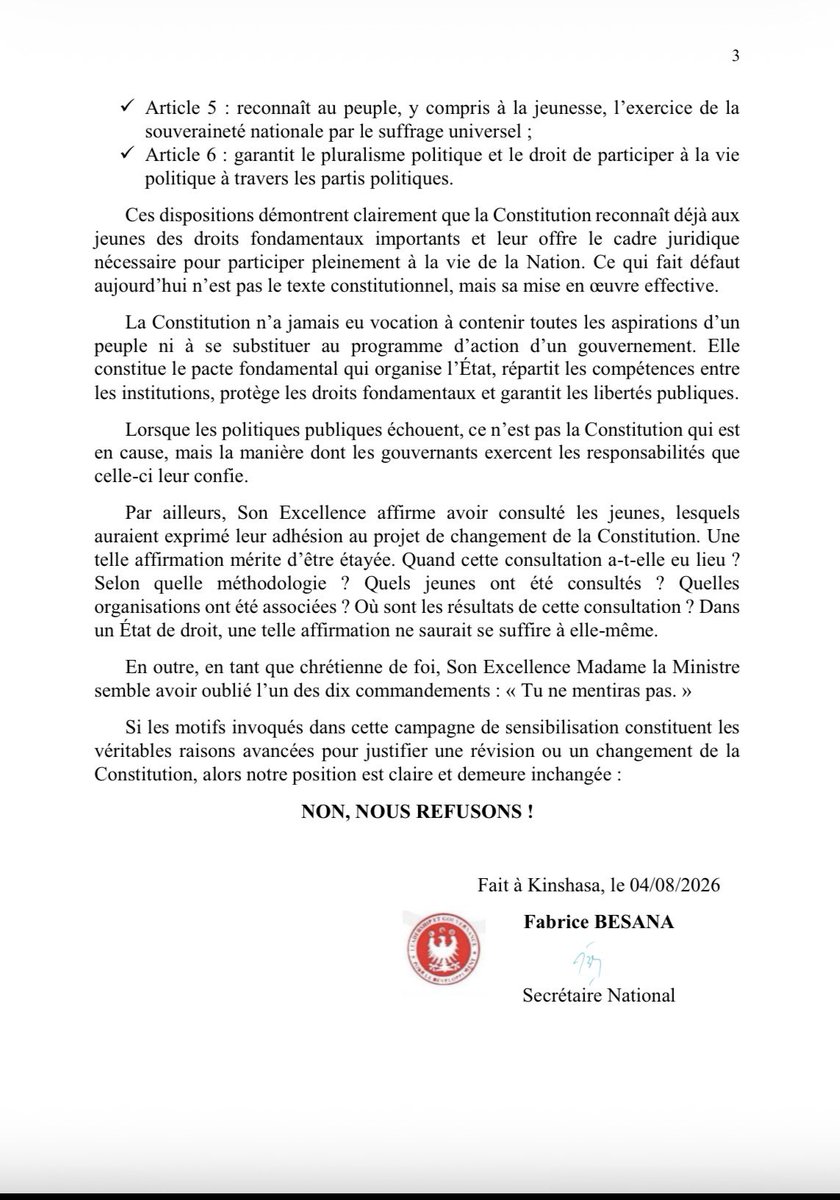 LGD_RDC's tweet photo. 🔴⚪️ #RDC: DECLARATION POLITIQUE SUR LA CAMPAGNE EN FAVEUR D’UN CHANGEMENT DE LA CONSTITUTION INITIEE PAR LE MINISTERE DE LA JEUNESSE
————————————————————

              NON, NOUS REFUSONS !

Philippe Ardant

Le Secrétariat National de la Jeunesse du regroupement politique Leadership
et Gouvernance pour le Développement et Alliés (LGD&A) a appris, à travers une
vidéo devenue virale, le lancement d’une campagne en faveur d’un changement
de la Constitution, menée sous la coordination de Son Excellence Madame laMinistre de la Jeunesse.

À travers cette communication, Son Excellence adopte davantage la posture
d’une militante politique que celle d’une autorité gouvernementale investie d’une
mission institutionnelle. Les arguments développés traduisent, d’une part, une
compréhension approximative des questions constitutionnelles et, d’autre part, une confusion manifeste entre ce qui relève de la Constitution et ce qui incombe aux politiques publiques.

Il convient de rappeler, avec tout le respect dû à sa fonction, que depuis sa
nomination, Son Excellence Madame la Ministre semble éprouver des difficultés
à cerner pleinement les missions dévolues à son ministère. Pourtant, l’ordonnance présidentielle fixant les attributions des ministères constitue un instrument juridique public qui devrait être sa principale boussole dans l’exercice de ses fonctions.

Dans son support audiovisuel, la mise en scène présente des jeunes confrontés
au chômage, aux difficultés d’accès au financement et aux obstacles rencontrés
par les entrepreneurs. Ces préoccupations sont réelles et méritent toute l’attention des pouvoirs publics. Cependant, elles relèvent avant tout de la responsabilité des politiques publiques et non d’une prétendue insuffisance de la Constitution.

Cette vidéo constitue, en réalité, un aveu de l’échec des politiques publiques
menées en matière d’emploi, d’entrepreneuriat et de financement des jeunes.

S’agissant précisément du financement de l’entrepreneuriat, faut-il rappeler à
Son Excellence Madame la Ministre que, sous l’impulsion du Président Félix-
Antoine Tshisekedi Tshilombo, a été créé le Fonds de Garantie de l’Entrepreneuriat au Congo (FOGEC), établissement public ayant pour mission de faciliter l’accès des petites et moyennes entreprises au financement ?

Si les difficultés persistent aujourd’hui, ce n’est pas la Constitution qu’il
convient de remettre en cause, mais l’efficacité des mécanismes publics mis en place. Un bilan objectif du FOGEC s’impose.

Faut-il également rappeler que ce même gouvernement a lui-même créé des
obstacles supplémentaires pour les jeunes entrepreneurs à travers certaines
mesures administratives et fiscales particulièrement contraignantes, notamment l’arrêté du ministre en charge de l’Économie numérique fixant des droits, taxes et redevances qui avaient suscité une vive contestation nationale avant d’être retiré ?

Concernant la Constitution, Son Excellence Madame la Ministre procède à une lecture inexacte de son article 42, révélant une interprétation éloignée tant de la lettre que de l’esprit de la norme suprême.

Contrairement à ce qui est soutenu, la Constitution de la République
démocratique du Congo ne se limite pas à protéger la jeunesse. Elle la consacre
également comme un acteur à part entière de la vie nationale, en lui reconnaissant les droits, les libertés et les mécanismes de participation qui lui permettent d’être une véritable force de proposition, d’innovation, de décision et de transformation de la société. À cet effet, plusieurs dispositions constitutionnelles en constituent
le fondement, notamment :

• Article 43 : garantit le droit à l’éducation et assure la gratuité de
l’enseignement primaire dansles établissements publics ;
• Article 16 : consacre le caractère sacré de la vie humaine et garantit le droit
à la vie ;
• Article 12 : proclame l’égalité de tous devant la loi et interdit toute forme
de discrimination ;
