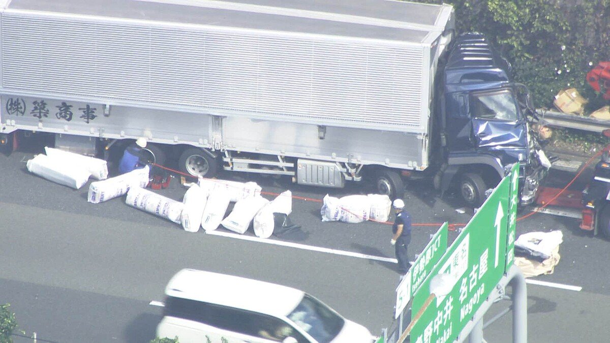livedoornews's tweet photo. 【衝突】東名高速でトラックなど3台絡む事故、レッカー作業中の男性が下敷きになり死亡
https://t.co/xS6469levY

4日未明、神奈川県の東名高速で大型トラックなど3台がからむ事故があった。パンクしたトラックの運転席側で作業していた修理業者の男性が下敷きになり、現場で死亡が確認された。 https://t.co/ALcP89HuI7