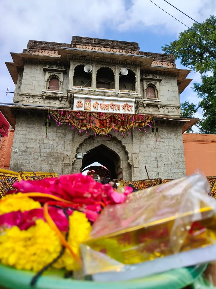 devdarshan__'s tweet photo. 🚩 श्री काल भैरव महाराजांच्या चरणी कोटी कोटी प्रणाम! 🚩

🚌 देवदर्शन टूर्स अँड ट्रॅव्हल्स सोबत सुरक्षित, नियोजनबद्ध आणि भक्तिमय यात्रा.

📞 बुकिंगसाठी संपर्क: 7887585613

#कालभैरव #श्रीकालभैरव #उज्जैन #महाकाल #हरहरमहादेव #जयकालभैरव #महाकालेश्वर https://t.co/WlmPAowtBH