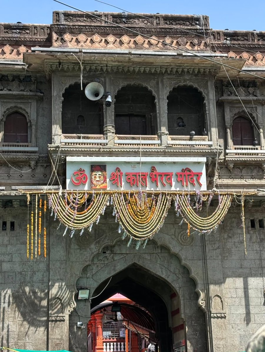 devdarshan__'s tweet photo. 🚩 श्री काल भैरव महाराजांच्या चरणी कोटी कोटी प्रणाम! 🚩

🚌 देवदर्शन टूर्स अँड ट्रॅव्हल्स सोबत सुरक्षित, नियोजनबद्ध आणि भक्तिमय यात्रा.

📞 बुकिंगसाठी संपर्क: 7887585613

#कालभैरव #श्रीकालभैरव #उज्जैन #महाकाल #हरहरमहादेव #जयकालभैरव #महाकालेश्वर https://t.co/WlmPAowtBH