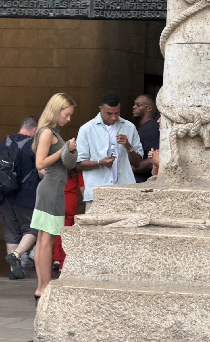 kyesterarchive's tweet photo. Mais fotos de Kylian Mbappe e Ester Exposito em Barcelona visitando a Sagrada família 🇪🇸 https://t.co/XgaThJule7