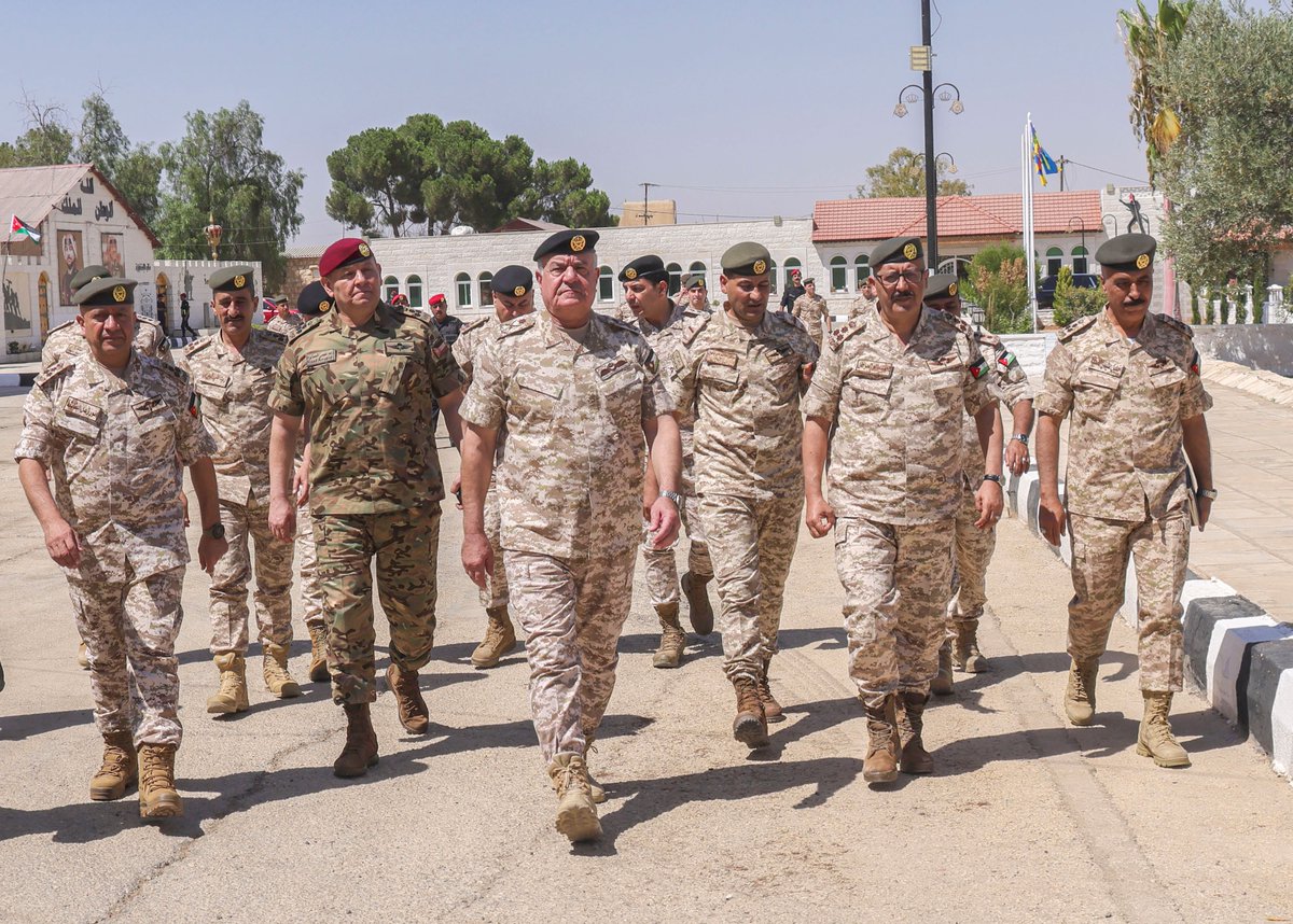 Petranews's tweet photo. رئيس هيئة الأركان المشتركة يزور قيادة المنطقة العسكرية الشرقية

- اللواء الركن الحنيطي يشيد بجاهزية المنطقة العسكرية الشرقية ويثمن جهود مرتباتها في حماية حدود الوطن.

- اللواء الركن الحنيطي يؤكد ضرورة المحافظة على أعلى درجات الجاهزية القتالية وتطوير القدرات العملياتية للقوات المسلحة.

#بترا #الأردن