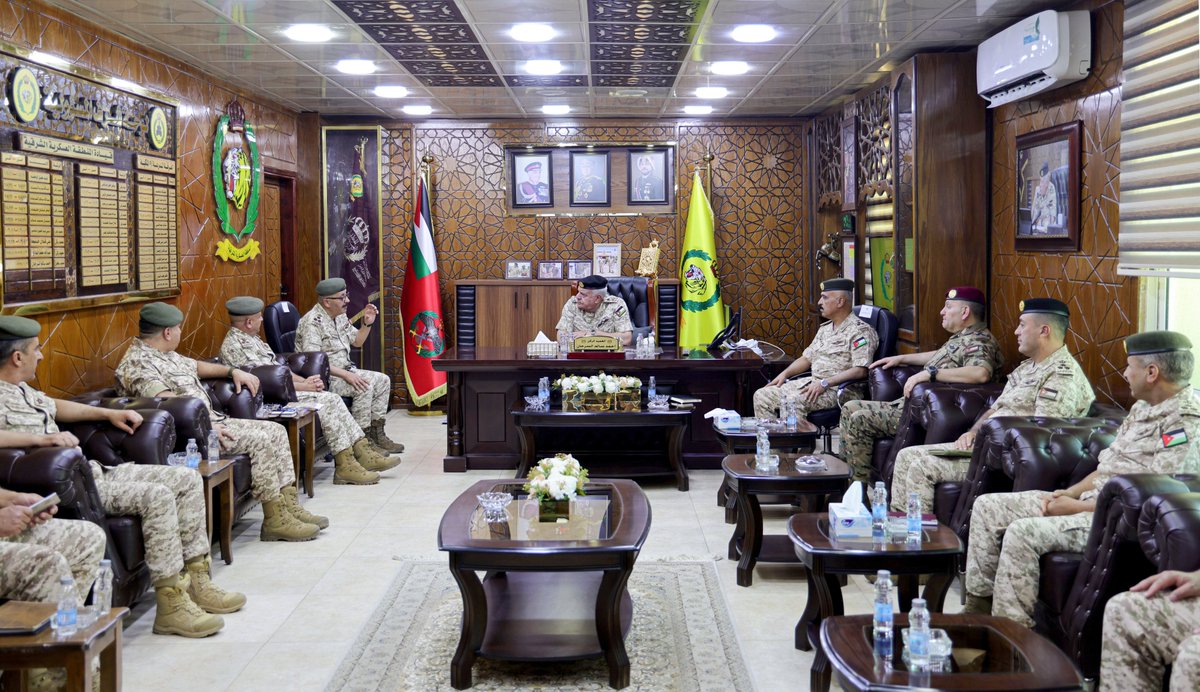 Petranews's tweet photo. رئيس هيئة الأركان المشتركة يزور قيادة المنطقة العسكرية الشرقية

- اللواء الركن الحنيطي يشيد بجاهزية المنطقة العسكرية الشرقية ويثمن جهود مرتباتها في حماية حدود الوطن.

- اللواء الركن الحنيطي يؤكد ضرورة المحافظة على أعلى درجات الجاهزية القتالية وتطوير القدرات العملياتية للقوات المسلحة.

#بترا #الأردن