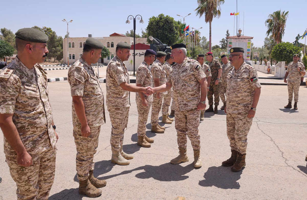Petranews's tweet photo. رئيس هيئة الأركان المشتركة يزور قيادة المنطقة العسكرية الشرقية

- اللواء الركن الحنيطي يشيد بجاهزية المنطقة العسكرية الشرقية ويثمن جهود مرتباتها في حماية حدود الوطن.

- اللواء الركن الحنيطي يؤكد ضرورة المحافظة على أعلى درجات الجاهزية القتالية وتطوير القدرات العملياتية للقوات المسلحة.

#بترا #الأردن