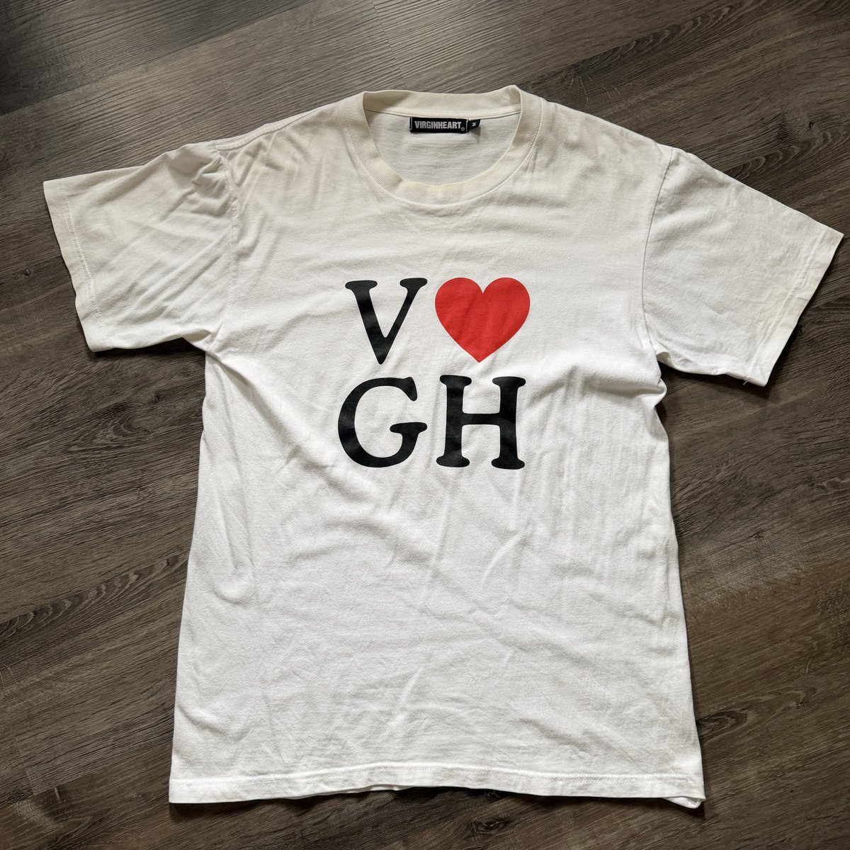 3500000z's tweet photo. V❤️GH TEE มือสองงับ
size m 40”length 28”
price 220 รวมส่ง
มีตำหนิตามรูปจางๆๆ สีผ้าไม่หมอง แต่คอเหลืองนิดนึง ซักก้ออก https://t.co/XU0KSXuK9z