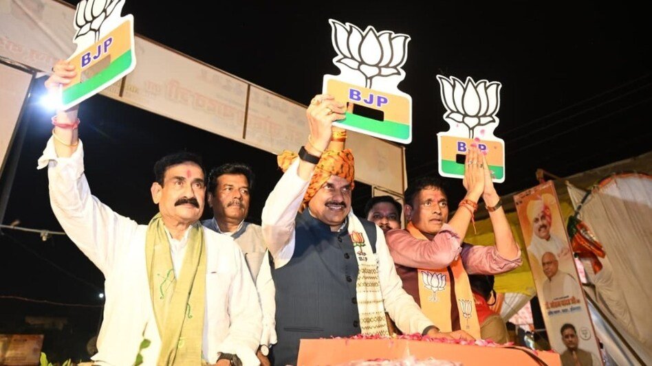 aajtak's tweet photo. दतिया में क्या रही हार की वजह... समीक्षा के लिए BJP ने बनाई कमेटी
भारतीय जनता पार्टी ने दतिया विधानसभा उपचुनाव के परिणामों की समीक्षा के लिए दो सदस्यीय समिति का गठन किया है.
पूरी ख़बर- https://t.co/a5ACYJ85UD
#DatiaBypoll #BJP #ByElection #ElectionReview #MadhyaPradesh #Datia | @ReporterRavish