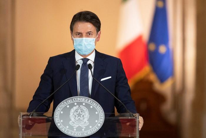 ProfMBassetti's tweet photo. Le domande che, da sanitario, vorrei rivolgere a Giuseppe #Conte in Commissione #Covid sono molte.
A mio avviso, la Commissione di inchiesta Covid dovrebbe servire soprattutto a fare chiarezza sul processo decisionale che ha caratterizzato la gestione della pandemia. Non per riaprire uno scontro ideologico su vaccini o protocolli terapeutici, ma per capire come e perché siano state assunte alcune scelte che hanno inciso profondamente sulla vita di milioni di italiani.

Vorrei sapere:

• Perché l'Italia ha tenuto le scuole chiuse così a lungo, ricorrendo alla didattica a distanza più di molti altri Paesi europei?

• Perché è stato mantenuto per tanto tempo l'obbligo di indossare la mascherina anche all'aperto?

• Perché, nell'ottobre 2020, non furono utilizzate le circa 10.000 dosi di anticorpi monoclonali offerte da Eli Lilly, quando ancora non erano disponibili vaccini e le opzioni terapeutiche erano limitate?

• Chi decise di investire risorse pubbliche nello sviluppo del cosiddetto "vaccino italiano" ReiThera e quali valutazioni portarono a quella scelta?

• Perché il Comitato Tecnico Scientifico non fu progressivamente integrato con professionisti che avevano maturato un'esperienza diretta nella gestione dei primi pazienti Covid nelle regioni più colpite?

Non sono domande per cercare colpevoli, ma per comprendere come sono state prese decisioni che hanno avuto conseguenze sanitarie, sociali ed economiche enormi.

Una democrazia matura non dovrebbe avere timore delle domande. Al contrario, dovrebbe considerarle uno strumento indispensabile per imparare dagli errori e affrontare meglio eventuali emergenze future