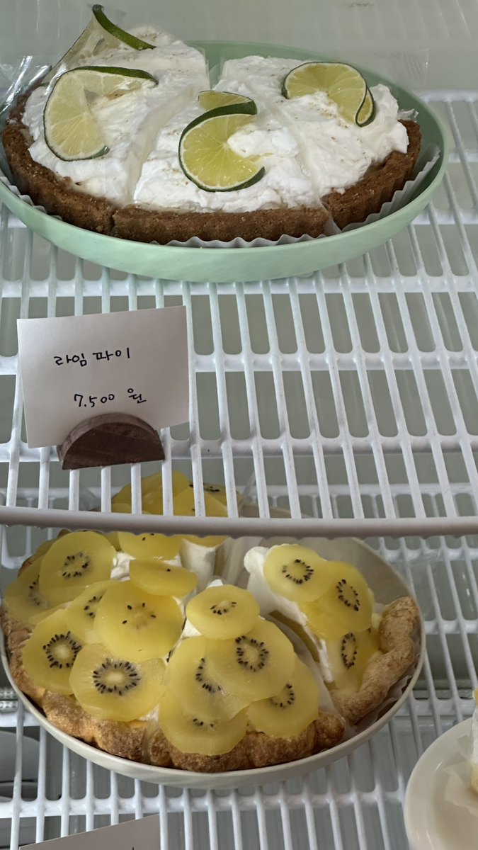 zqzqzk's tweet photo. 기억해.
대전 원주율 • • 라임파이 • • ♥ 
하루종일 디저트 먹어도 라임파이 절대 못참아.. 여름의맛이엇어요 • • ♥ https://t.co/SbQxuGwGw8