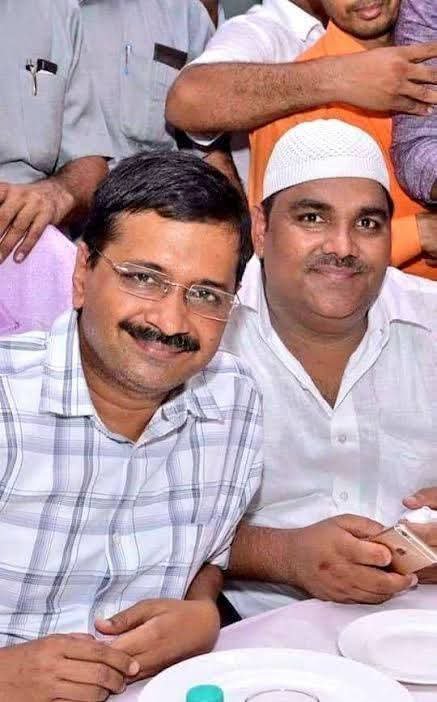 DadaParmar's tweet photo. @ArvindKejriwal अरविंद केजरीवाल का दुलारा आतंकी ताहिर हुसैन को दिल्ली दंगा ओर हत्या के मामले में उम्रकैद की सजा हुई है।

पता नहीं ताहिर हुसैन जैसे कितने आतंकी पाल रखा है #अरविंद_कपटीवाल ने? https://t.co/jK8dwRJzwD