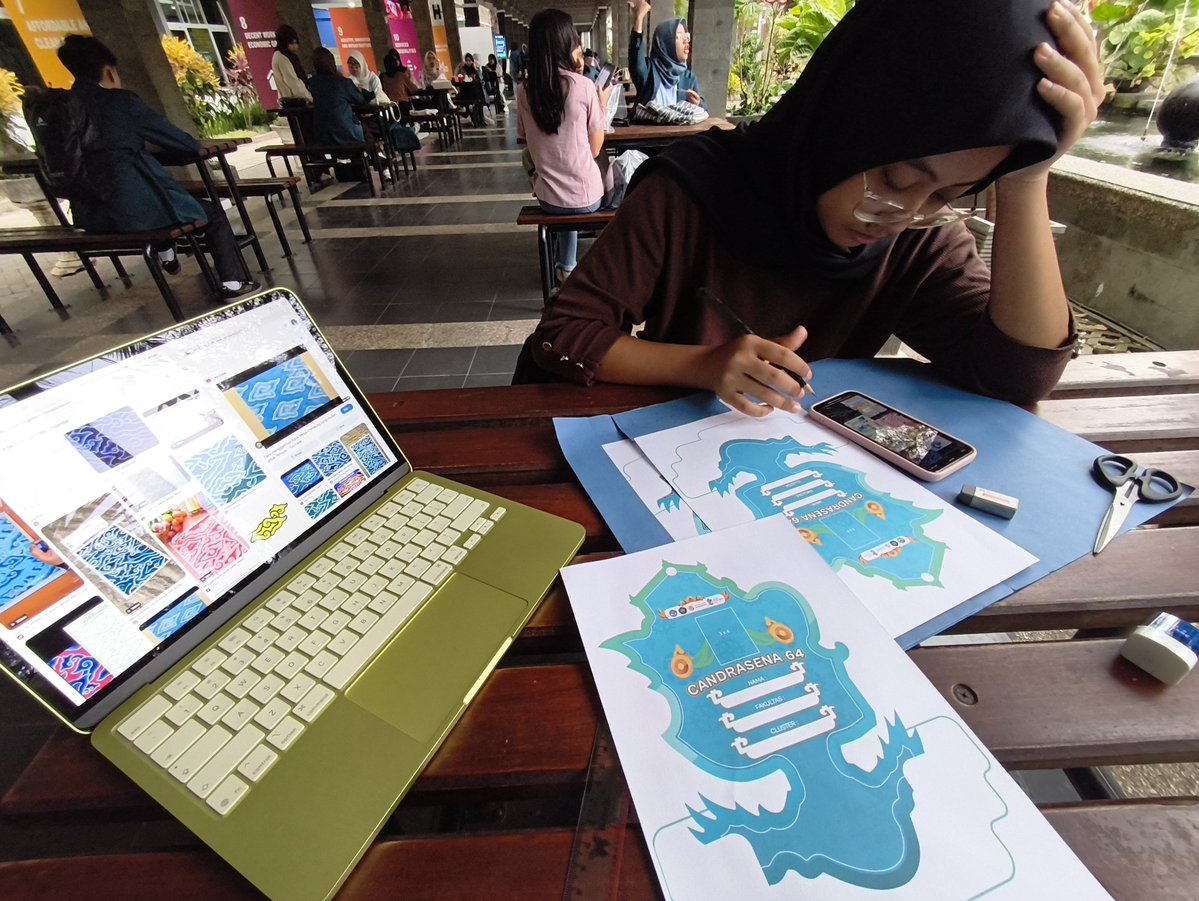 _jowbi's tweet photo. oit mengerjakan name tag dengan menahan malu KARENA TERNYATA PERPUS UB RAMAI BANGET https://t.co/4QuGN5gCc8