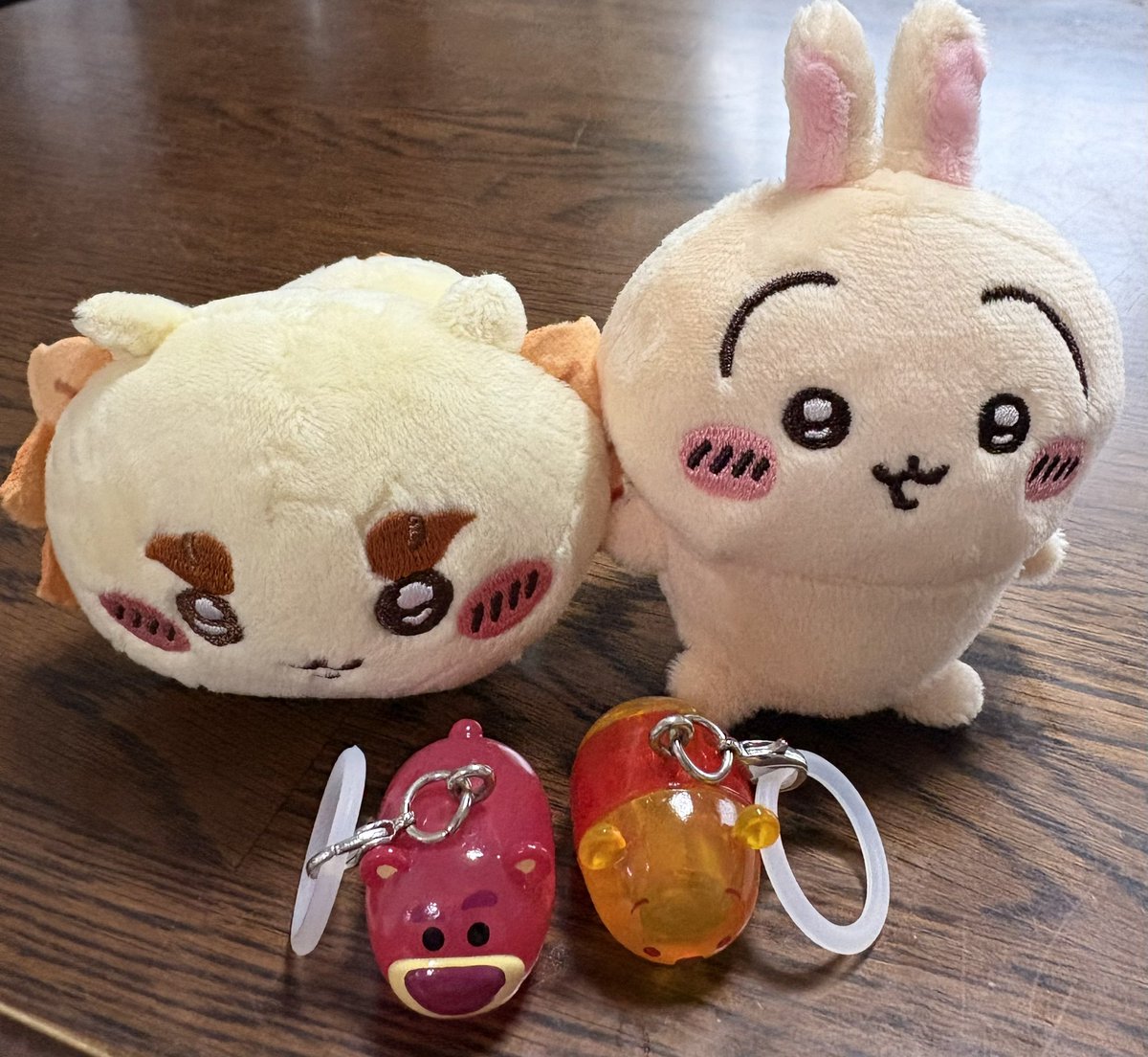 anko_ff_tt's tweet photo. 仕事終わりにガチャガチャのお店見に行ったら、ちょうどツムツム入荷したところだったみたいで2回だけやってきた🙌
と、完売したと思ってたぬいガチャがあった😆
推し🐰でたよぉぉ🙌🙌
前回くりまんじゅう出たからシーサーも嬉しいっ😍 https://t.co/qukADfLRzt