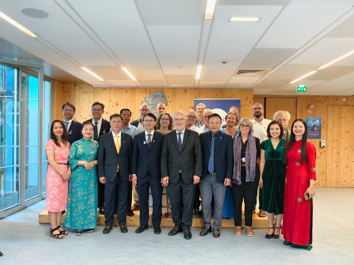LorientAgglo's tweet photo. 🇻🇳 Une délégation officielle vietnamienne accueillie à Lorient
🥁 À l'occasion du 55e Festival Interceltique
✅ L'occasion de partager autour de l'économie maritime, du développement économique, de la recherche &amp; de la culture, et de nouvelles perspectives de coopération https://t.co/giz3vzkkGv