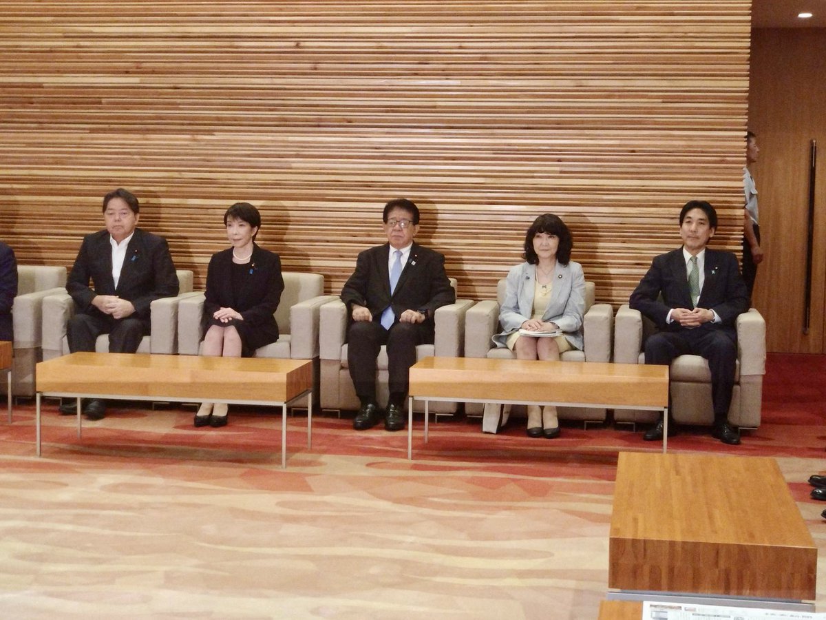 minoru_kiuchi's tweet photo. 閣議で、熊本県での地震の被災対応のために、242億円を本年度予算の予備費から支出することを決定しました。

国が自治体の要請を待たずに食料、水等の支援物資を届ける「プッシュ型支援」、応急仮設住宅の提供、破損した橋梁等の交通インフラの復旧など、政府一丸となって震災対応、被災された方々の生活となりわいの再建支援に全力で取り組みます。

#支援 #熊本地震