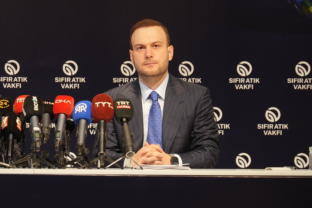 sifiratikvakfi0's tweet photo. Sıfır Atık Vakfımız tarafından bilimsel veriler ışığında hazırlanan “Plastik Atık Raporu”nun basın lansmanı gerçekleştirildi.

İstanbul Valimiz Sayın Davut Gül ile Vakıf Başkanımız ve COP31 Yüksek Düzeyli İklim Şampiyonu Samed Ağırbaş’ın katılımlarıyla düzenlenen basın lansmanında, üretimden tüketime, atık yönetiminden geri dönüşüme uzanan mevcut tablo küresel ve ulusal ölçekte değerlendirildi. Türkiye’nin bu alandaki yaklaşımını güçlendirecek stratejik adımlar ve çözüm önerileri üzerinde duruldu.

Sıfır Atık Vakfı olarak, Onursal Başkanımız Sayın Emine Erdoğan Hanımefendi’nin ortaya koyduğu Sıfır Atık vizyonu doğrultusunda, plastik kirliliğine karşı yeni çözümler üretmeye ve doğal kaynaklarımızı koruyan çalışmaları büyütmeye devam edeceğiz.

#sıfıratıkvakfı