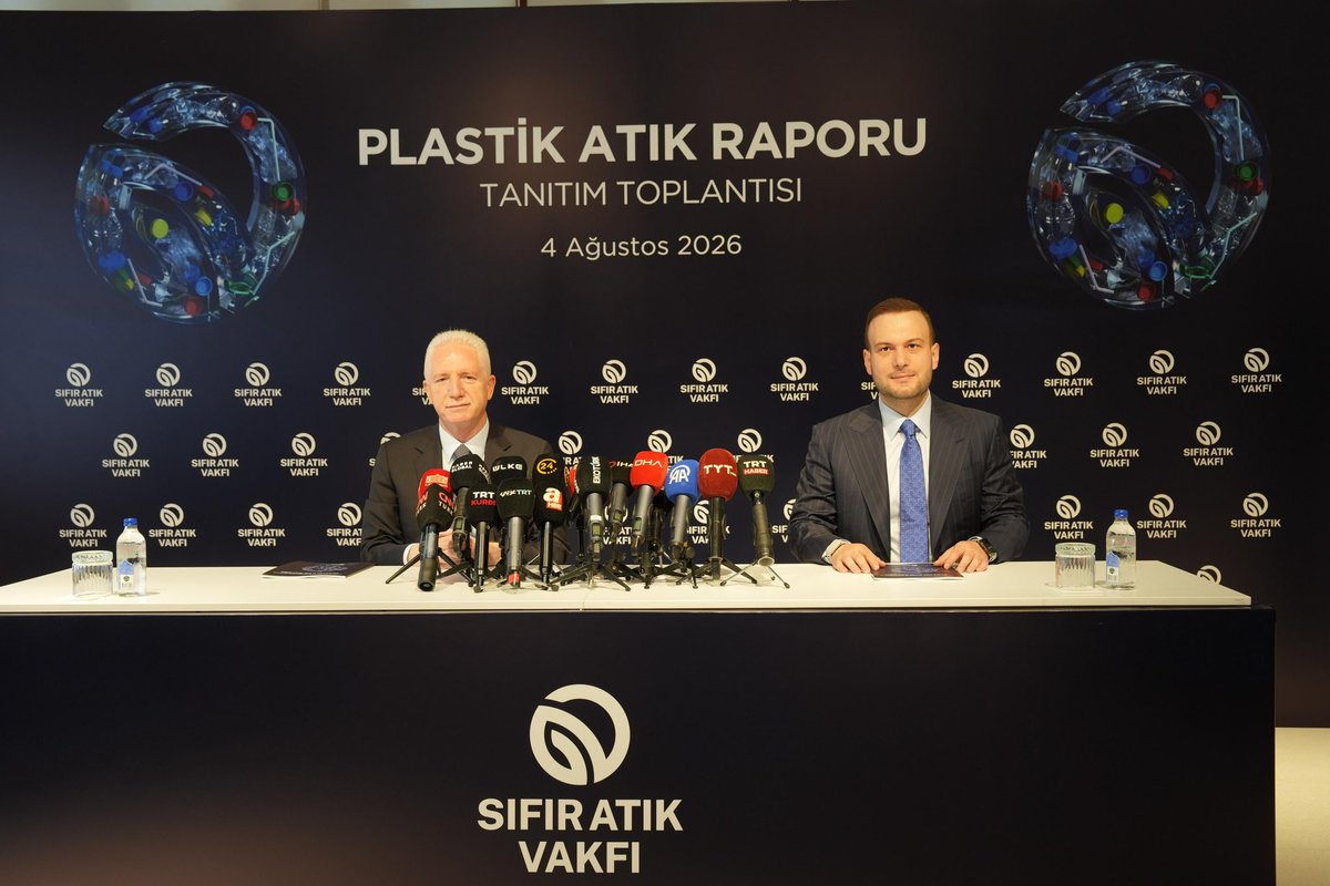 sifiratikvakfi0's tweet photo. Sıfır Atık Vakfımız tarafından bilimsel veriler ışığında hazırlanan “Plastik Atık Raporu”nun basın lansmanı gerçekleştirildi.

İstanbul Valimiz Sayın Davut Gül ile Vakıf Başkanımız ve COP31 Yüksek Düzeyli İklim Şampiyonu Samed Ağırbaş’ın katılımlarıyla düzenlenen basın lansmanında, üretimden tüketime, atık yönetiminden geri dönüşüme uzanan mevcut tablo küresel ve ulusal ölçekte değerlendirildi. Türkiye’nin bu alandaki yaklaşımını güçlendirecek stratejik adımlar ve çözüm önerileri üzerinde duruldu.

Sıfır Atık Vakfı olarak, Onursal Başkanımız Sayın Emine Erdoğan Hanımefendi’nin ortaya koyduğu Sıfır Atık vizyonu doğrultusunda, plastik kirliliğine karşı yeni çözümler üretmeye ve doğal kaynaklarımızı koruyan çalışmaları büyütmeye devam edeceğiz.

#sıfıratıkvakfı