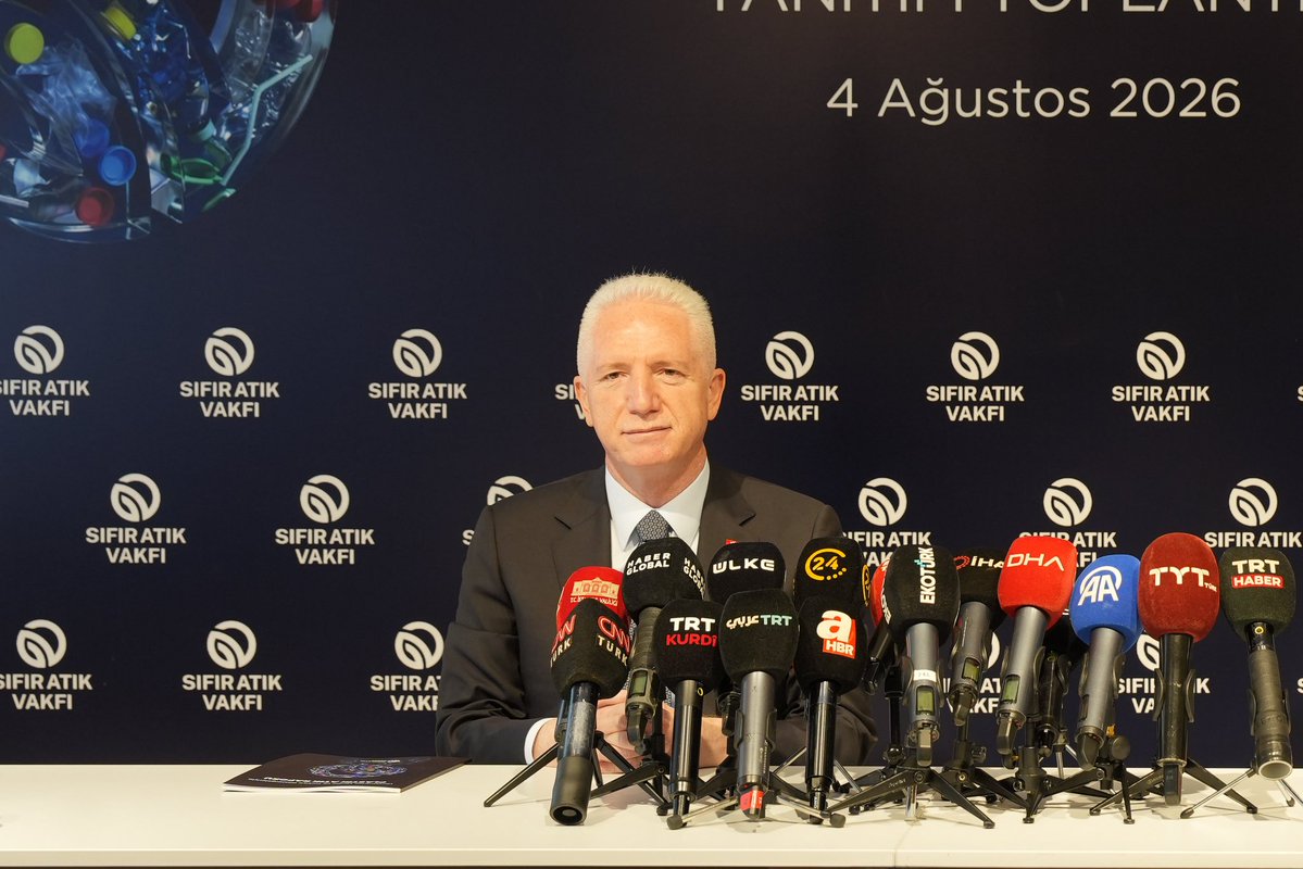 sifiratikvakfi0's tweet photo. Sıfır Atık Vakfımız tarafından bilimsel veriler ışığında hazırlanan “Plastik Atık Raporu”nun basın lansmanı gerçekleştirildi.

İstanbul Valimiz Sayın Davut Gül ile Vakıf Başkanımız ve COP31 Yüksek Düzeyli İklim Şampiyonu Samed Ağırbaş’ın katılımlarıyla düzenlenen basın lansmanında, üretimden tüketime, atık yönetiminden geri dönüşüme uzanan mevcut tablo küresel ve ulusal ölçekte değerlendirildi. Türkiye’nin bu alandaki yaklaşımını güçlendirecek stratejik adımlar ve çözüm önerileri üzerinde duruldu.

Sıfır Atık Vakfı olarak, Onursal Başkanımız Sayın Emine Erdoğan Hanımefendi’nin ortaya koyduğu Sıfır Atık vizyonu doğrultusunda, plastik kirliliğine karşı yeni çözümler üretmeye ve doğal kaynaklarımızı koruyan çalışmaları büyütmeye devam edeceğiz.

#sıfıratıkvakfı
